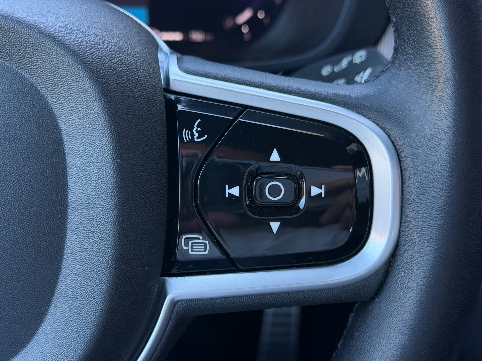 VOLVO XC60 B5 Diesel Mild Hybrid AWD R-Design Geartronic-image-21