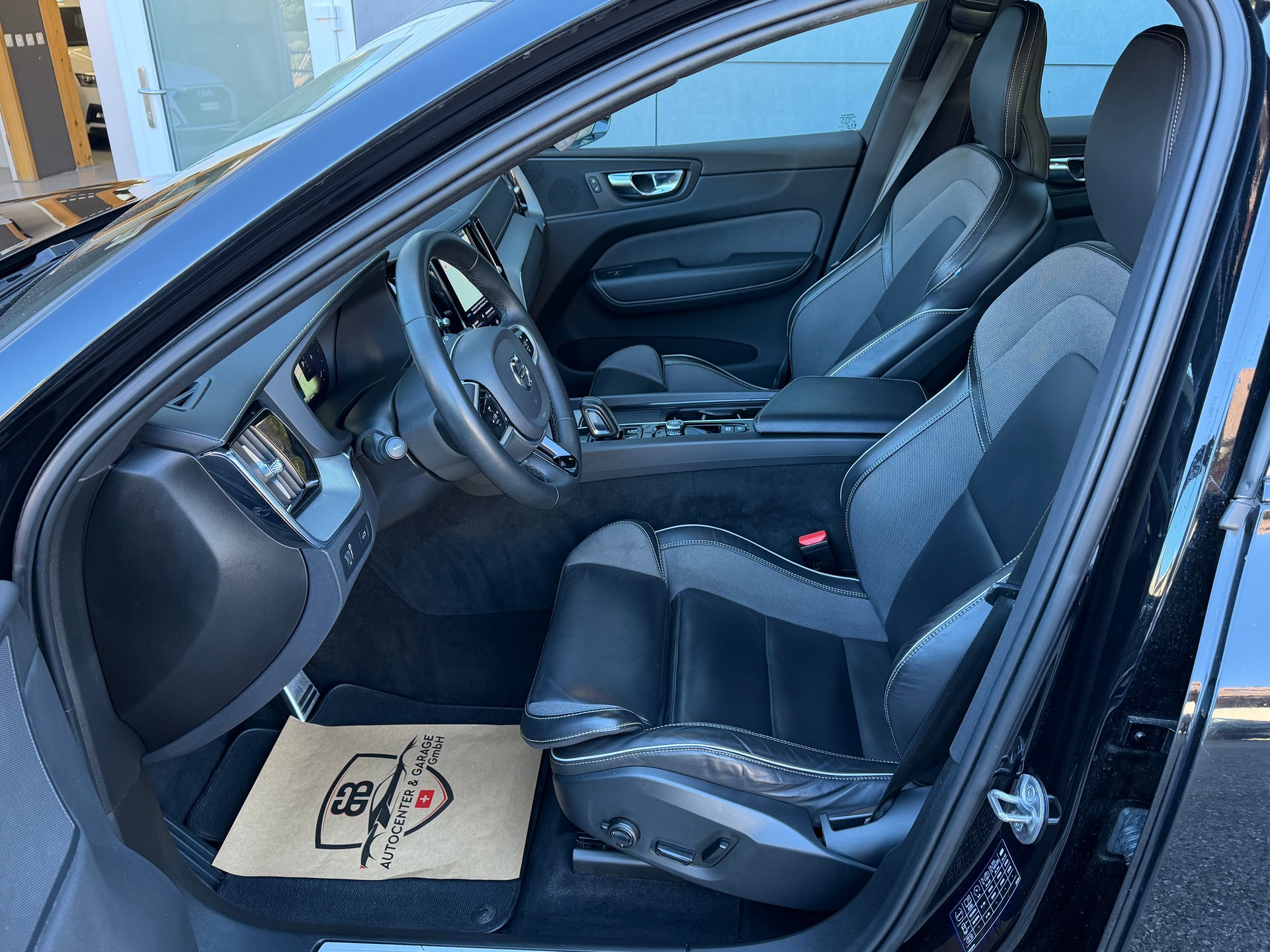 VOLVO XC60 B5 Diesel Mild Hybrid AWD R-Design Geartronic-image-9