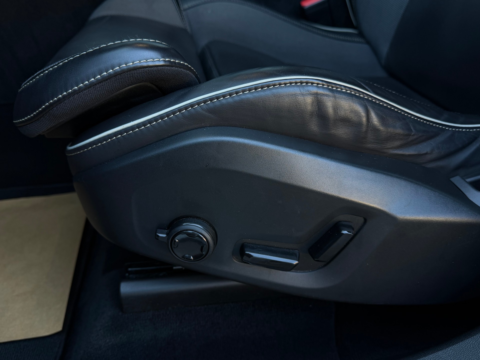 VOLVO XC60 B5 Diesel Mild Hybrid AWD R-Design Geartronic-image-13