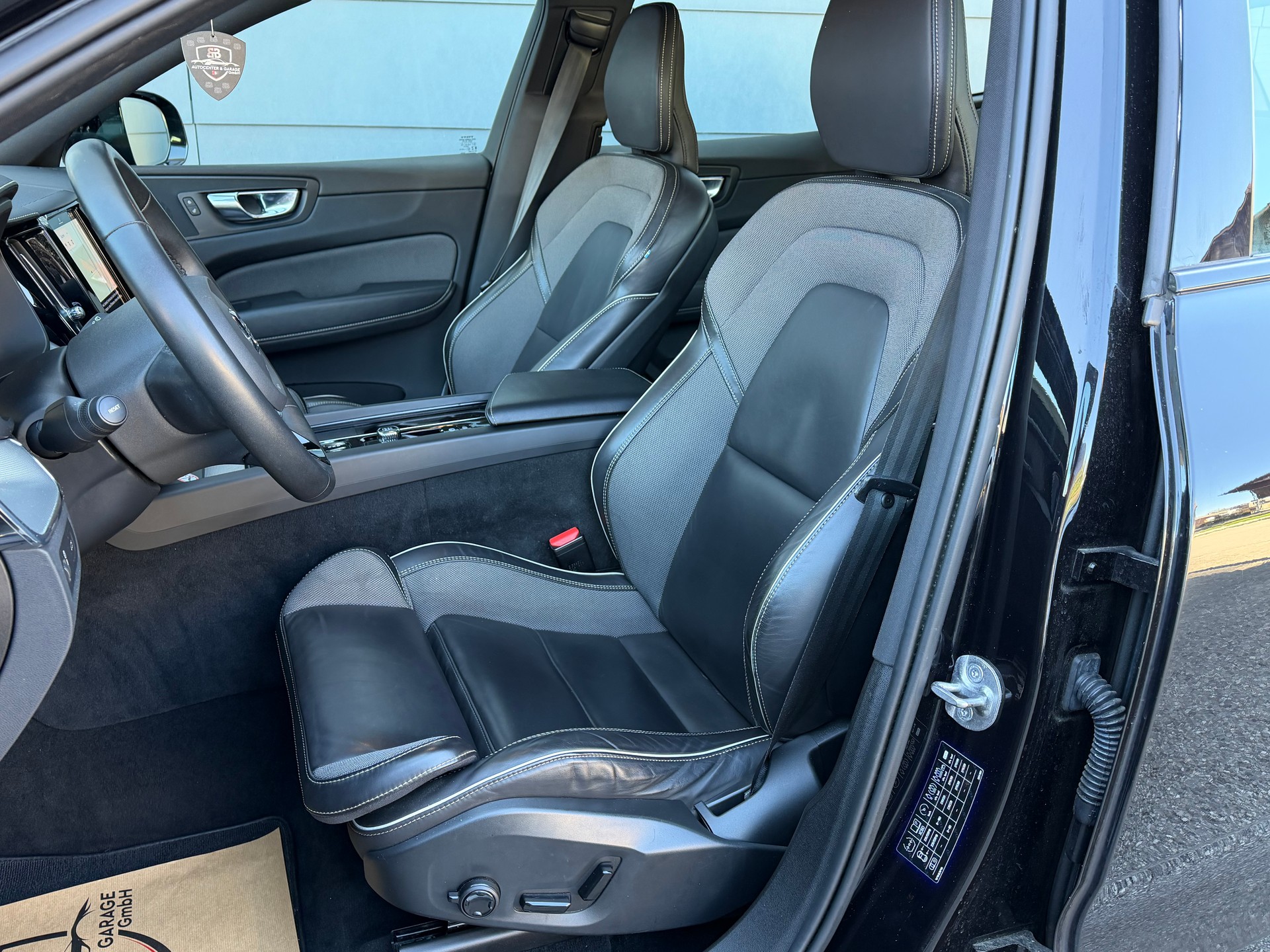 VOLVO XC60 B5 Diesel Mild Hybrid AWD R-Design Geartronic-image-10
