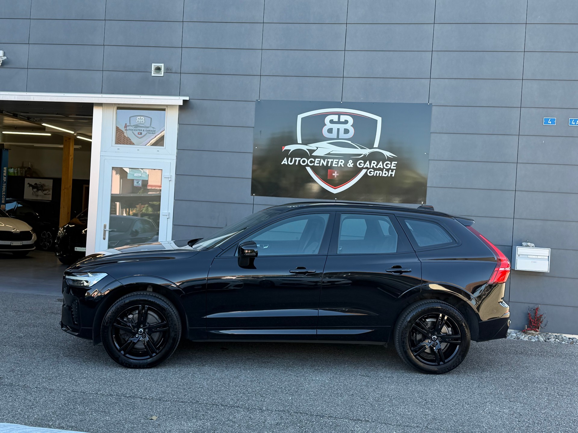 VOLVO XC60 B5 Diesel Mild Hybrid AWD R-Design Geartronic-image-3