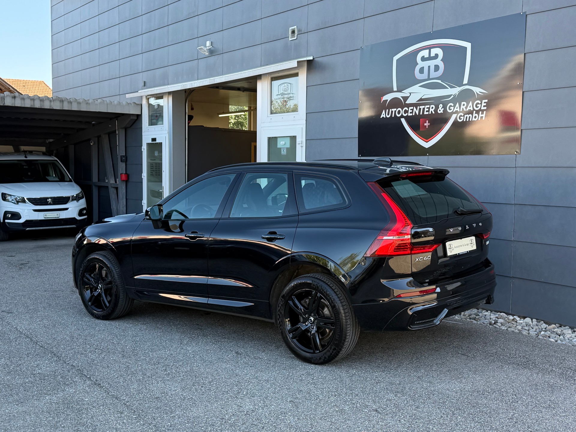 VOLVO XC60 B5 Diesel Mild Hybrid AWD R-Design Geartronic-image-4