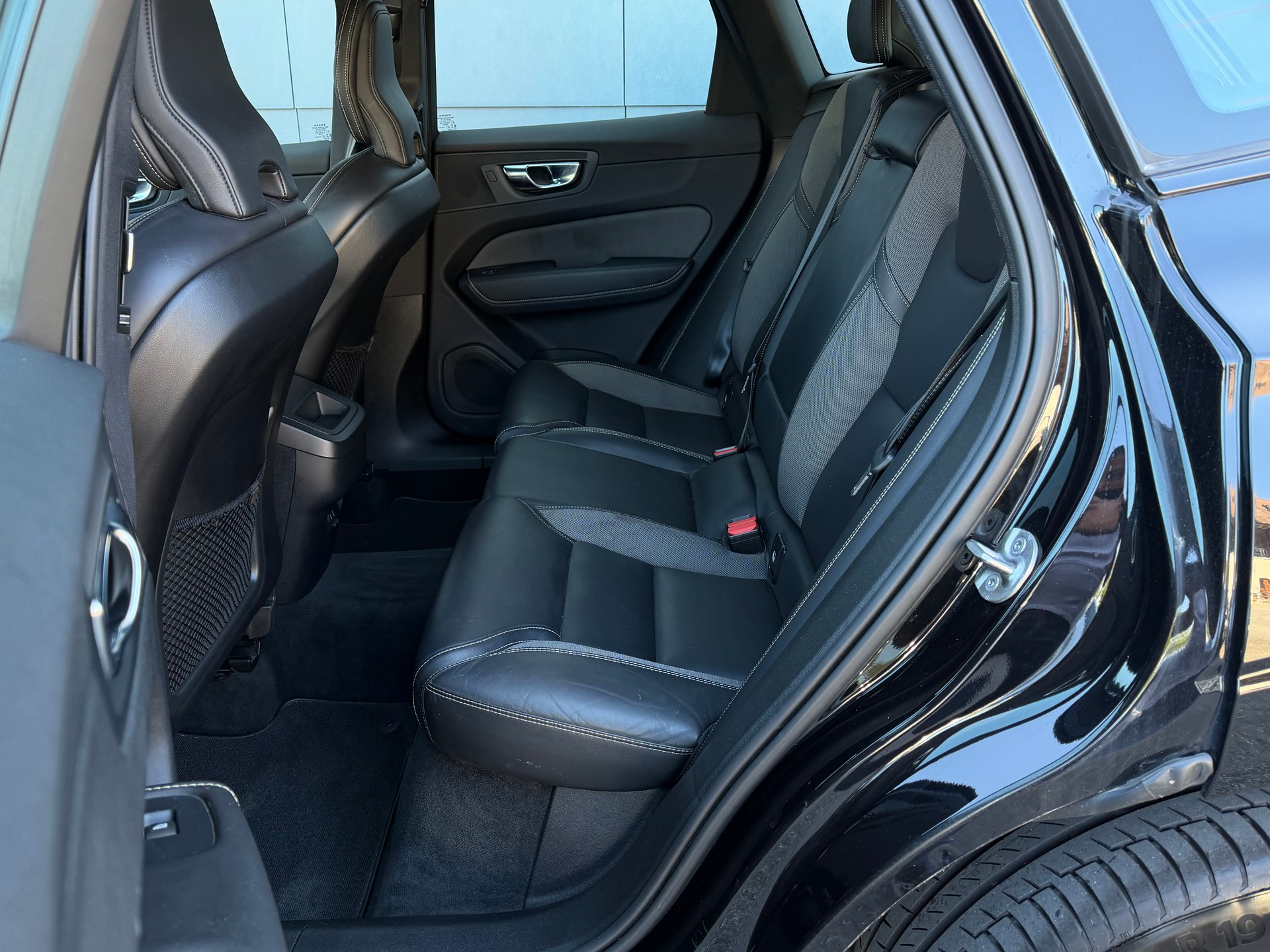 VOLVO XC60 B5 Diesel Mild Hybrid AWD R-Design Geartronic-image-14