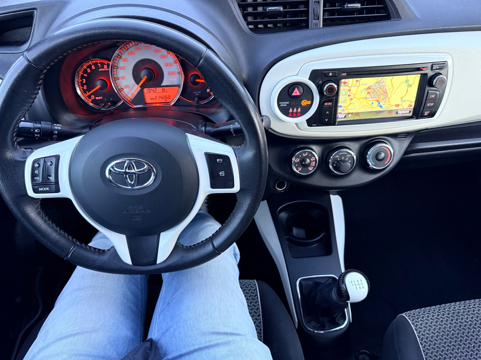 TOYOTA Yaris 1.33 Luna-image-12