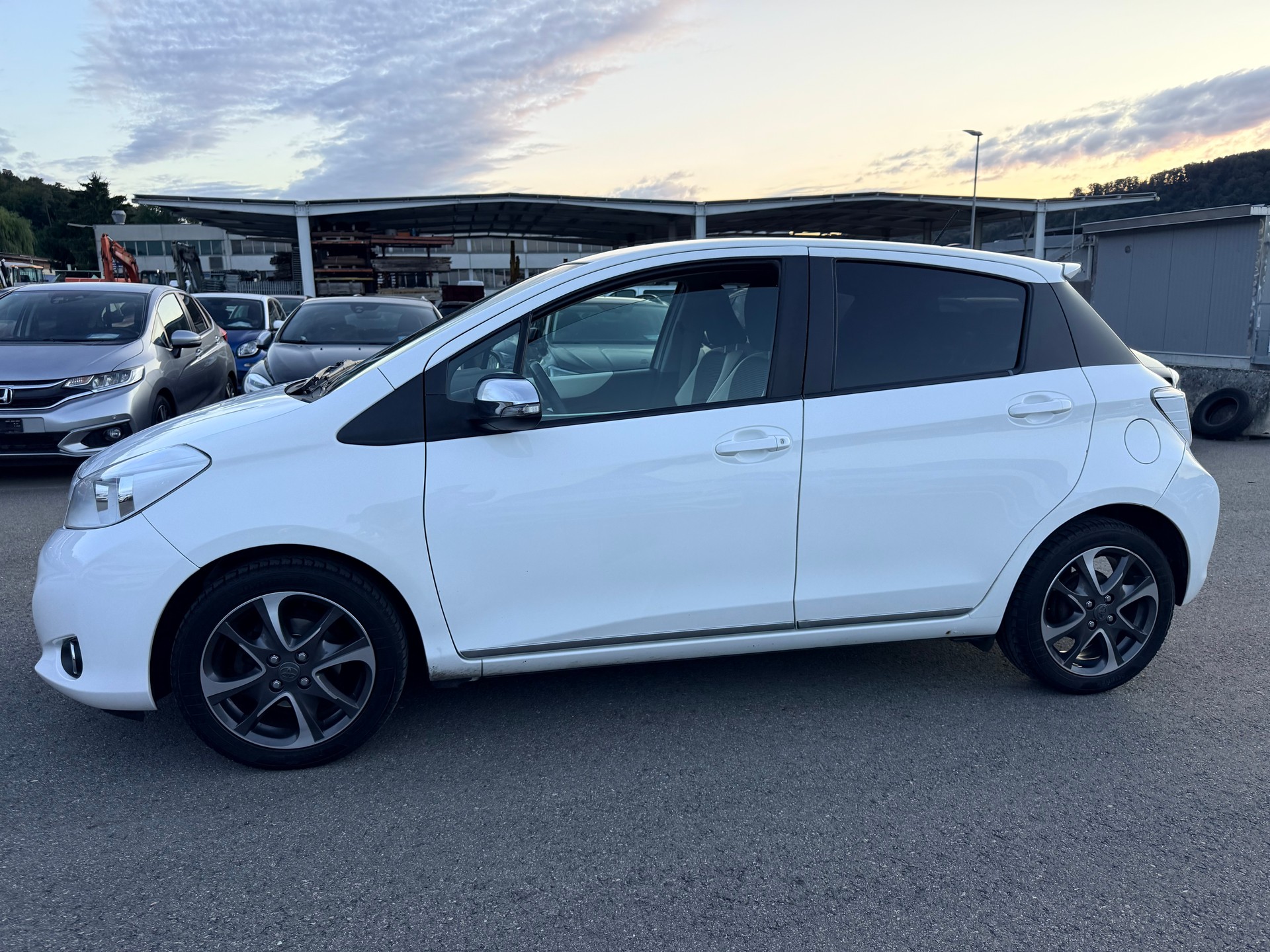 TOYOTA Yaris 1.33 Luna-image-1