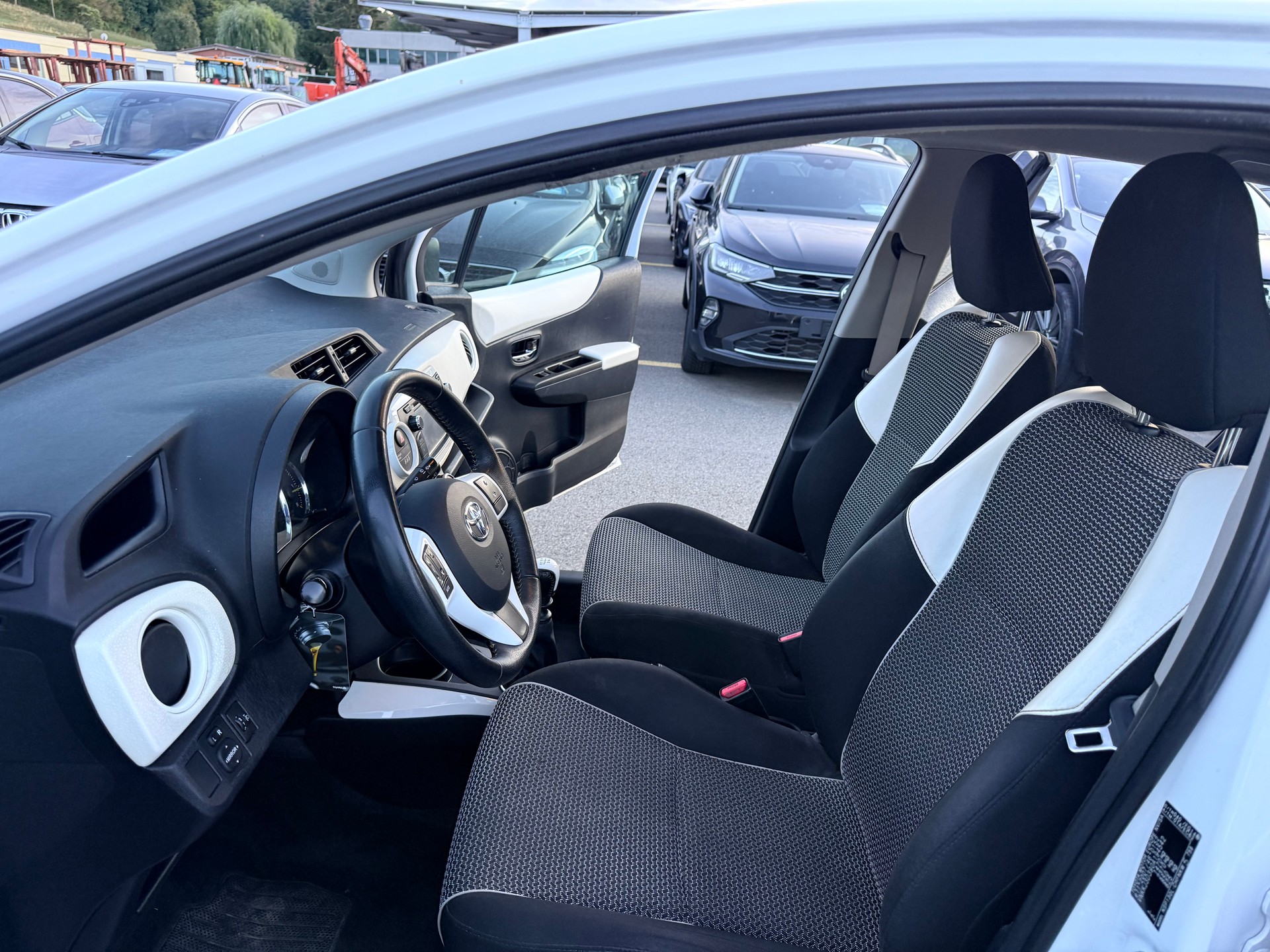 TOYOTA Yaris 1.33 Luna-image-10