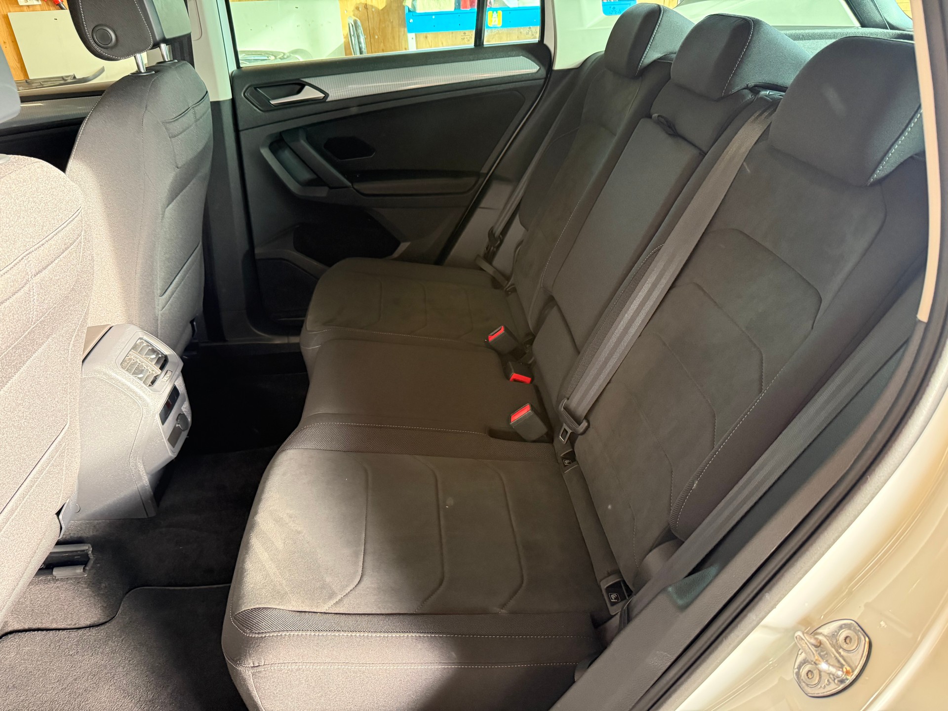 VW Tiguan 2.0 TDI SCR Life 4Motion DSG-image-7