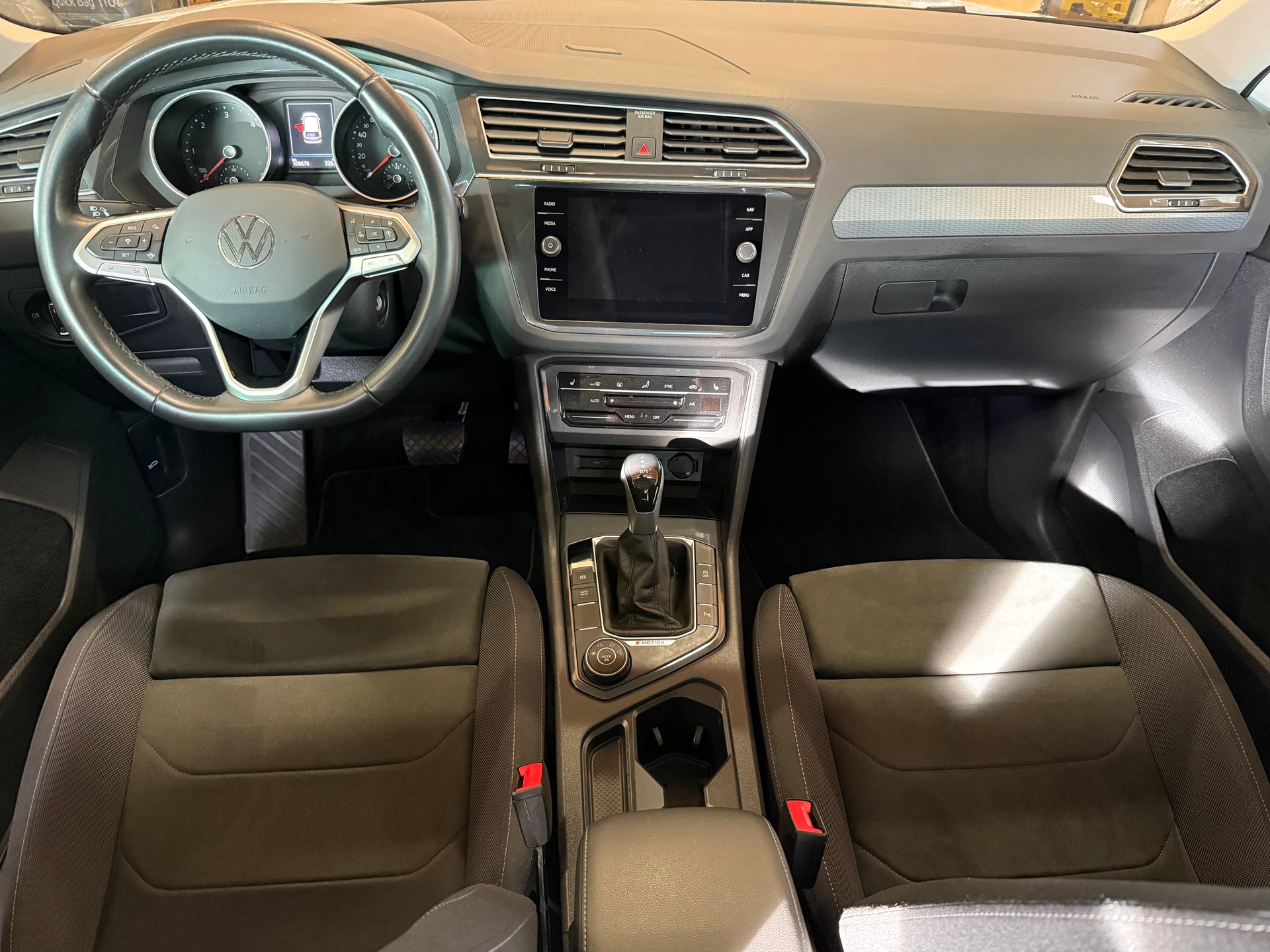 VW Tiguan 2.0 TDI SCR Life 4Motion DSG-image-8