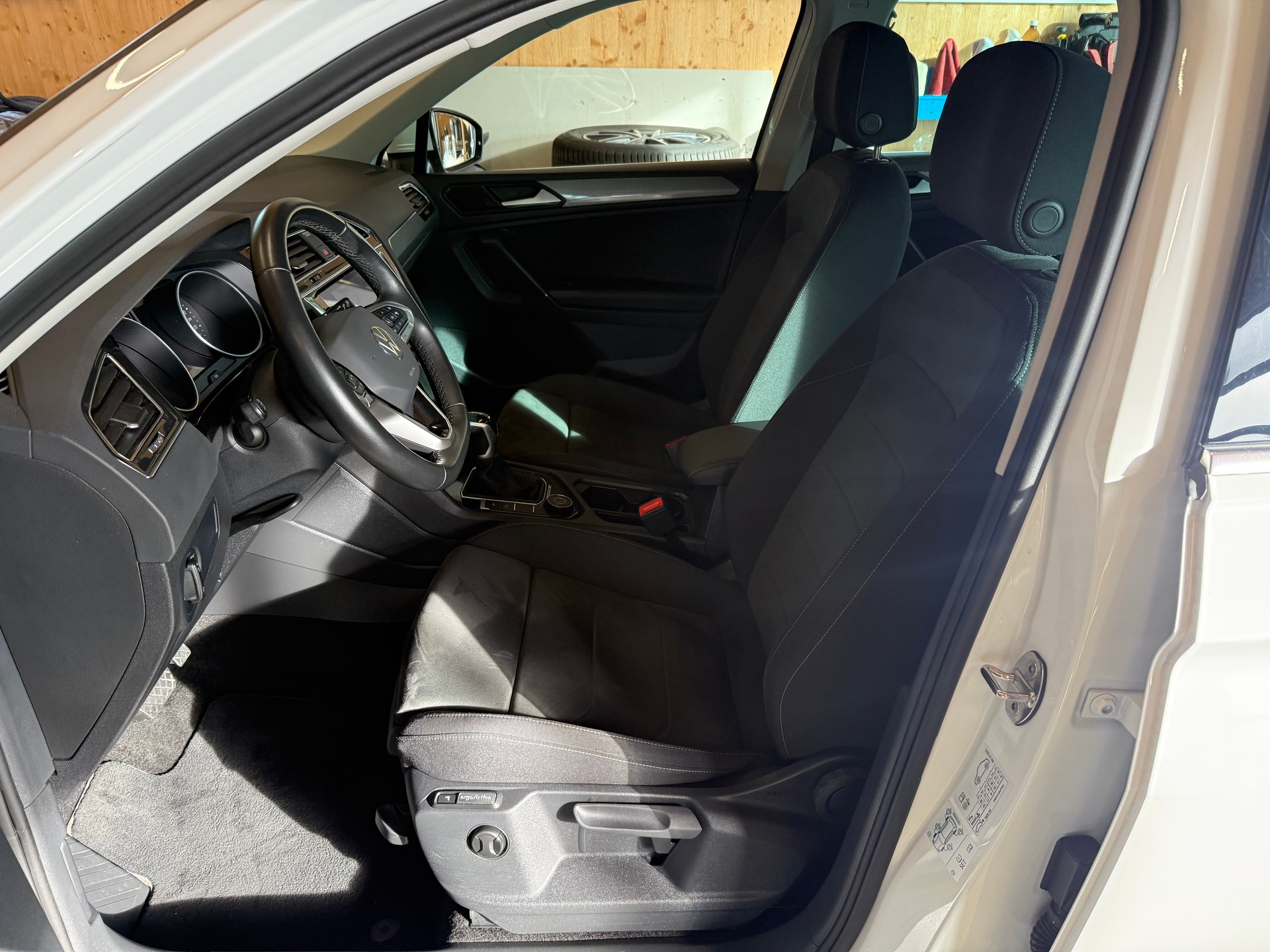 VW Tiguan 2.0 TDI SCR Life 4Motion DSG-image-6