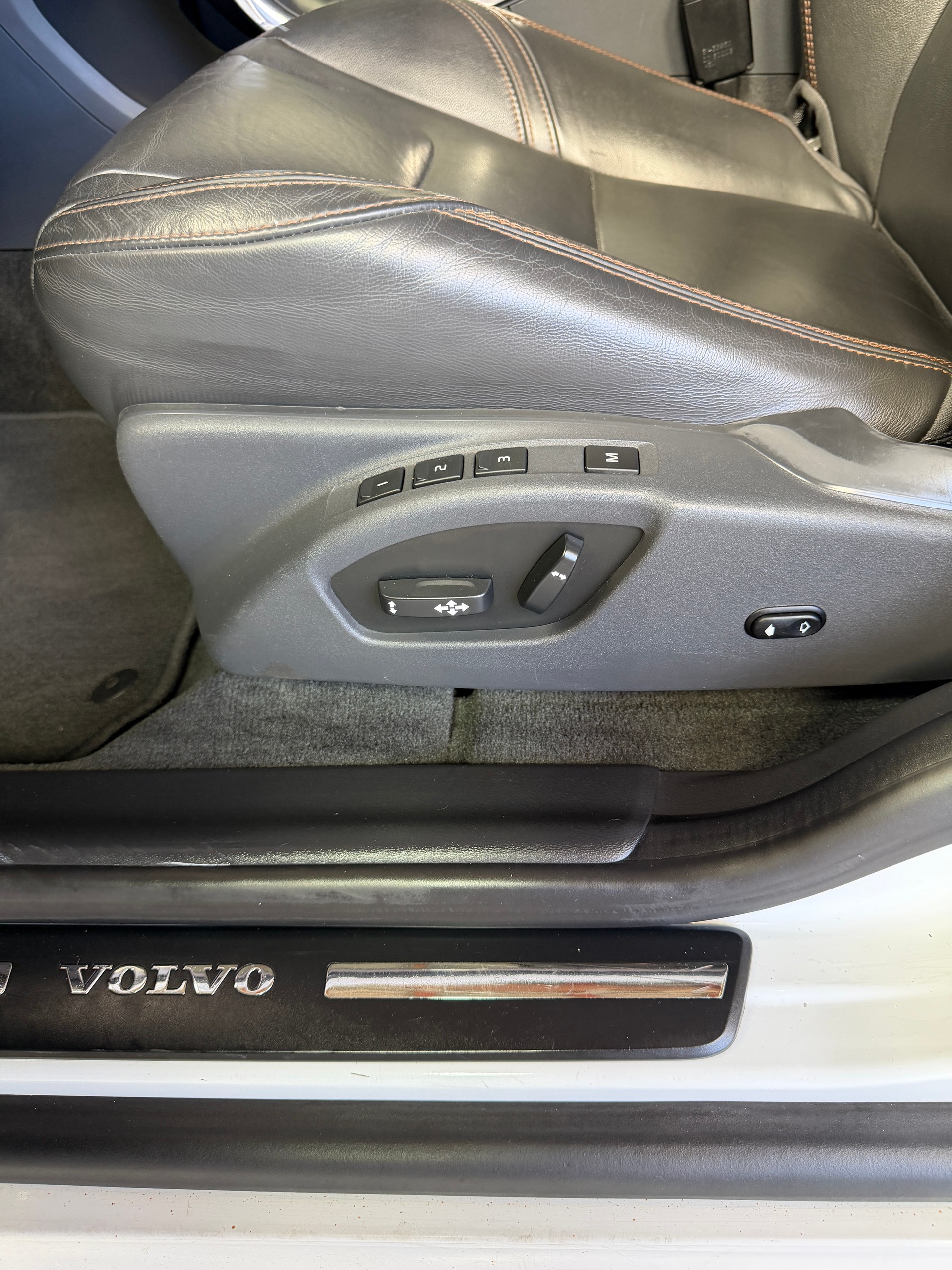 VOLVO XC60 D5 AWD Summum Geartronic - frisch ab MFK und Service - abnehmbare AHK-image-18