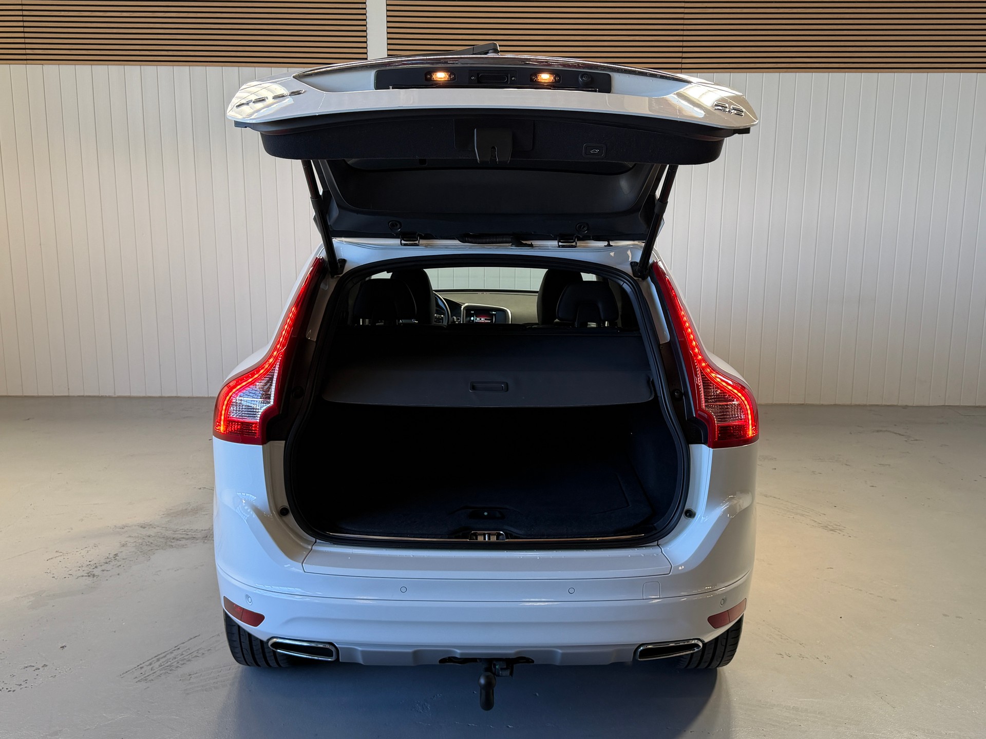 VOLVO XC60 D5 AWD Summum Geartronic - frisch ab MFK und Service - abnehmbare AHK-image-13