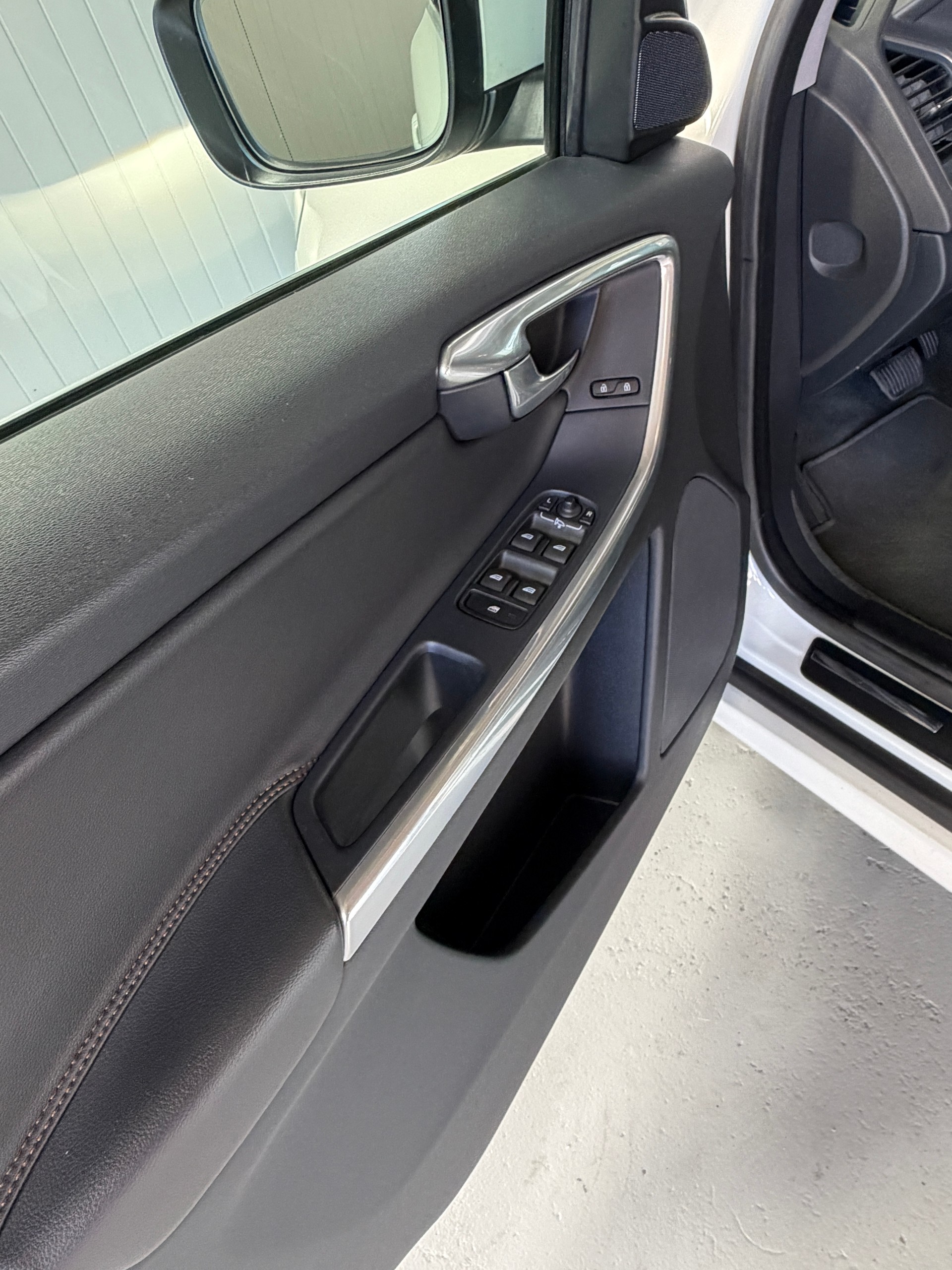 VOLVO XC60 D5 AWD Summum Geartronic - frisch ab MFK und Service - abnehmbare AHK-image-17
