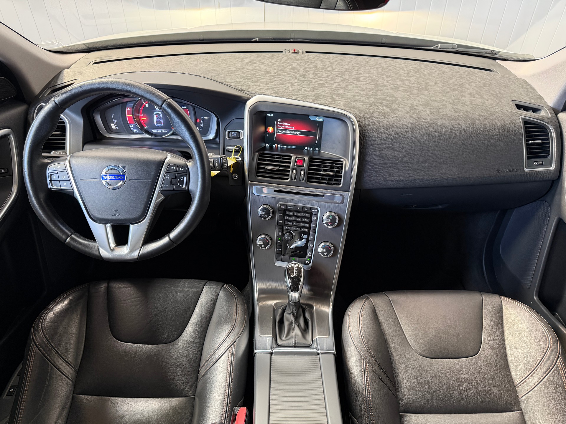 VOLVO XC60 D5 AWD Summum Geartronic - frisch ab MFK und Service - abnehmbare AHK-image-9