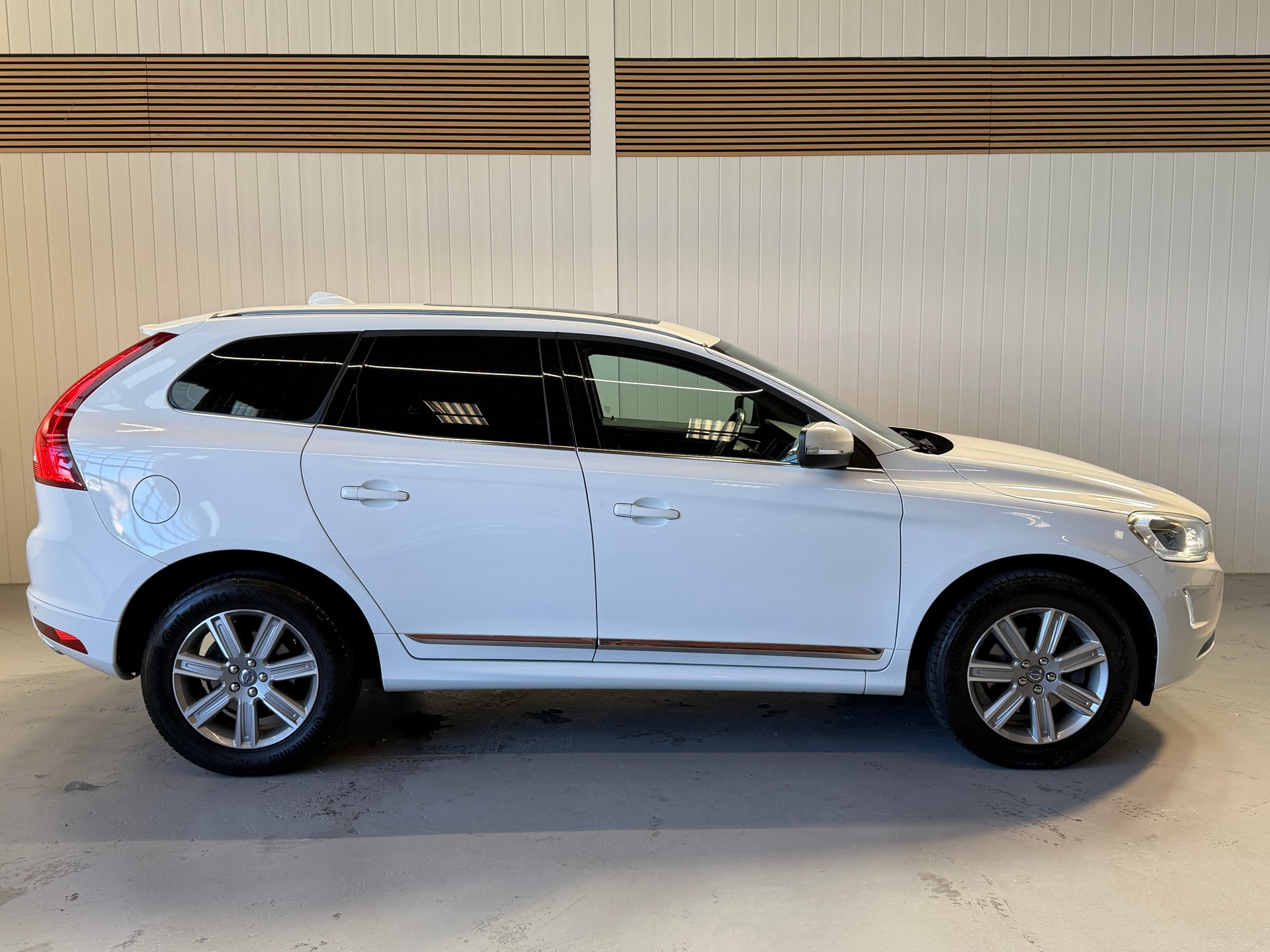 VOLVO XC60 D5 AWD Summum Geartronic - frisch ab MFK und Service - abnehmbare AHK-image-5