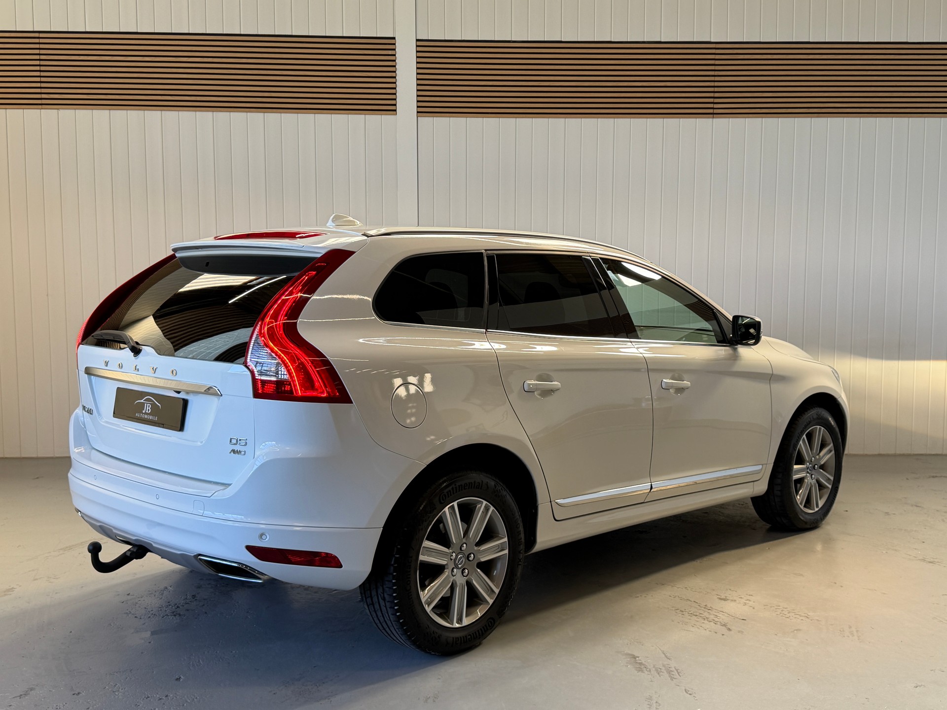 VOLVO XC60 D5 AWD Summum Geartronic - frisch ab MFK und Service - abnehmbare AHK-image-4
