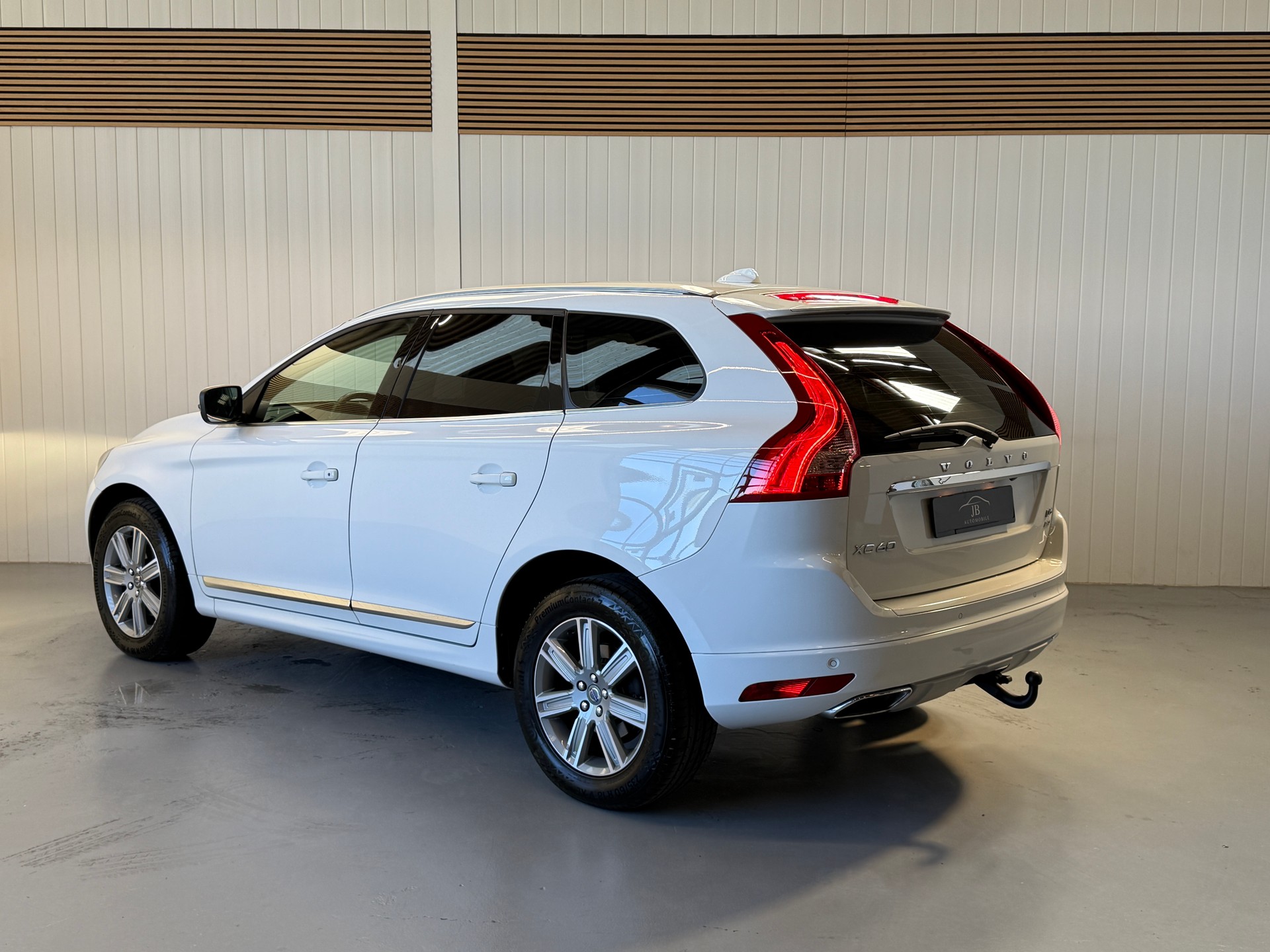 VOLVO XC60 D5 AWD Summum Geartronic - frisch ab MFK und Service - abnehmbare AHK-image-2