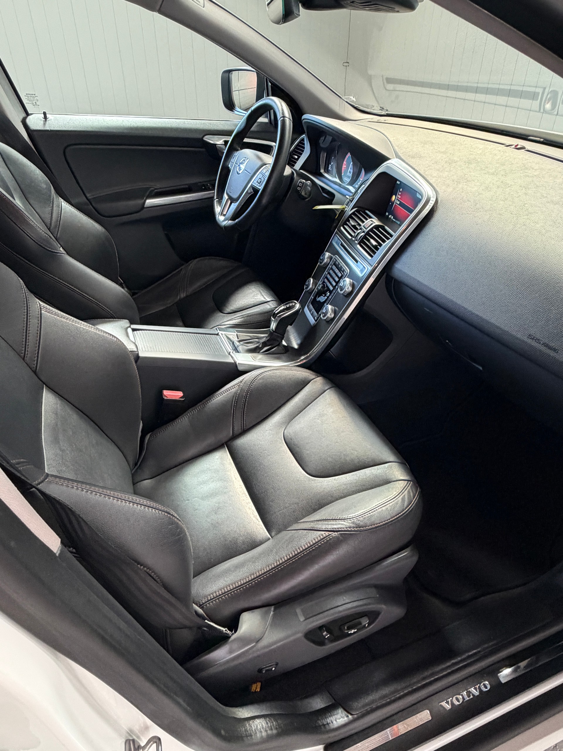 VOLVO XC60 D5 AWD Summum Geartronic - frisch ab MFK und Service - abnehmbare AHK-image-10
