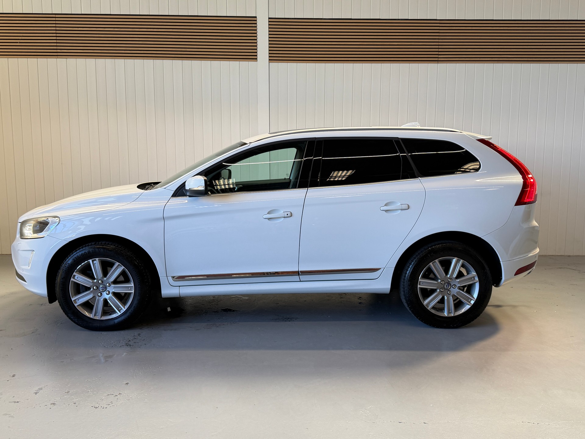 VOLVO XC60 D5 AWD Summum Geartronic - frisch ab MFK und Service - abnehmbare AHK-image-1