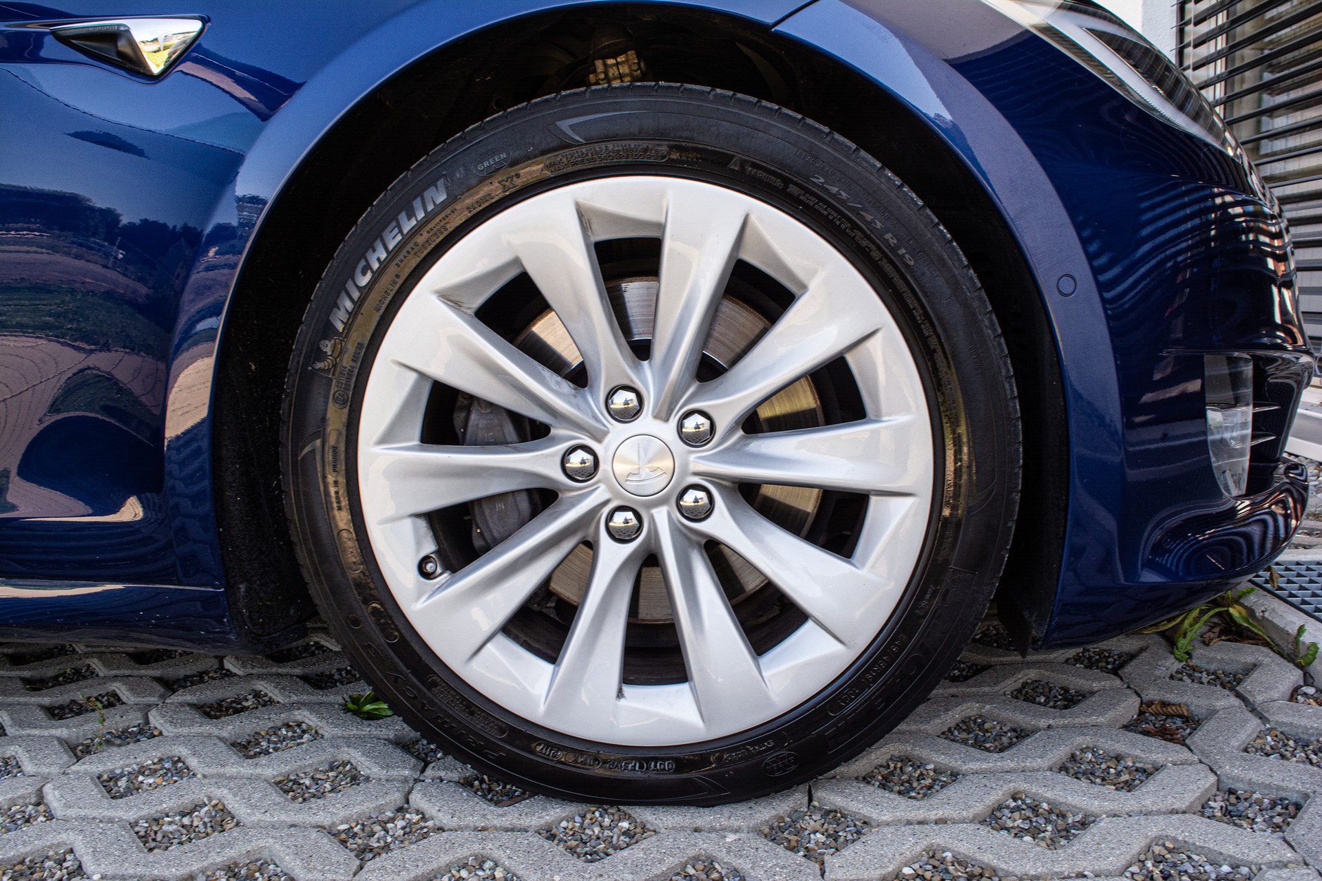 TESLA Model S 75 D-image-26