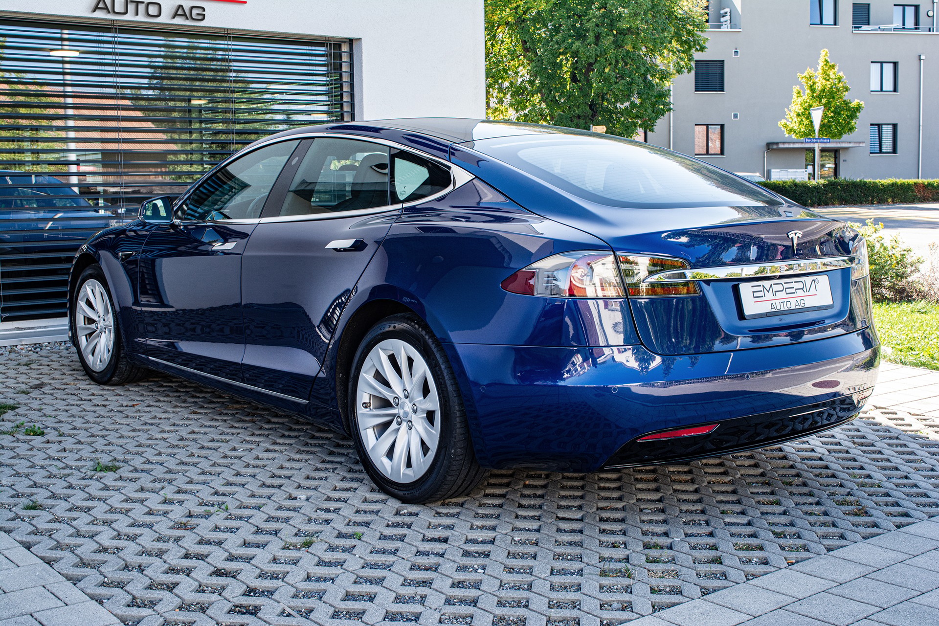 TESLA Model S 75 D-image-8