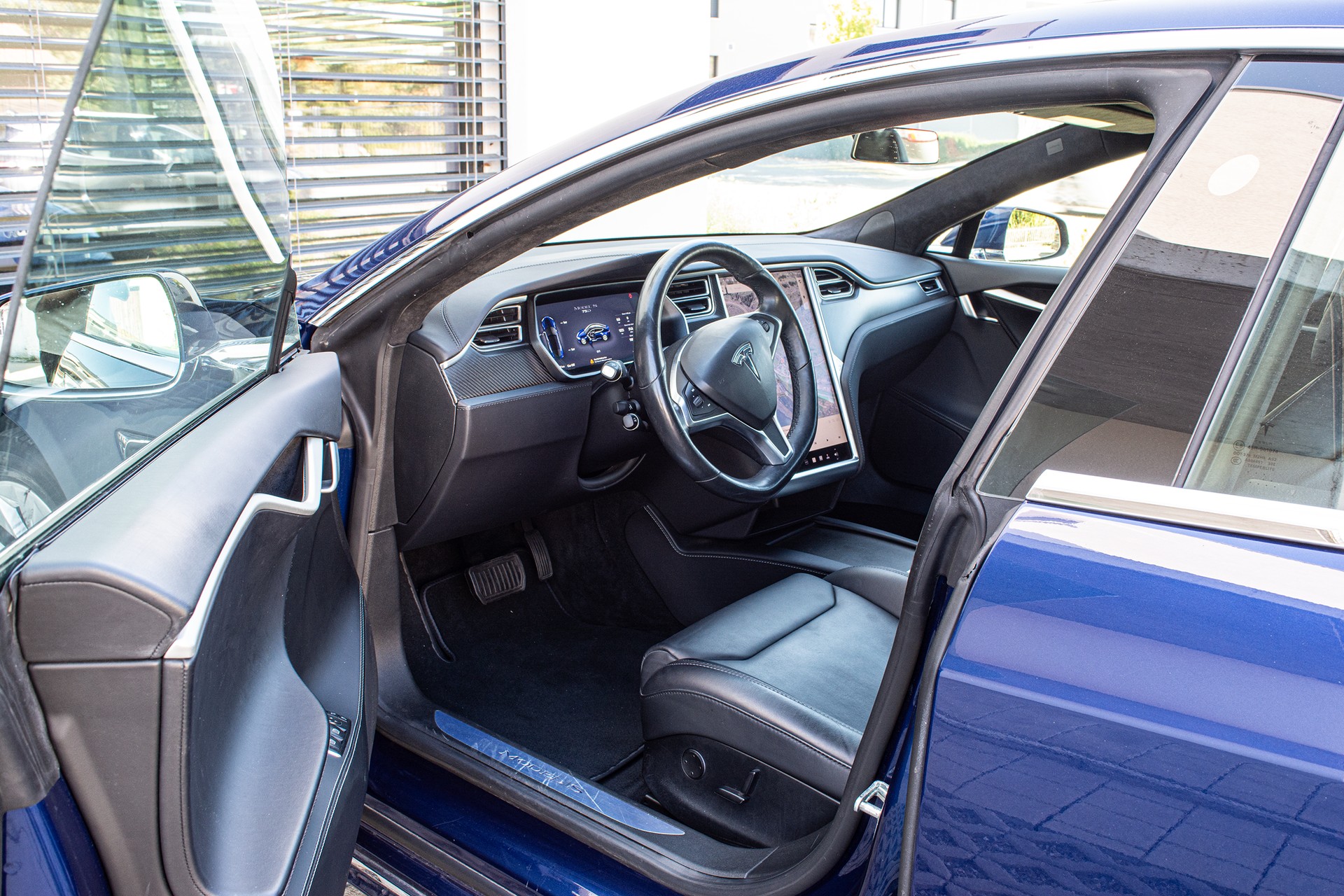 TESLA Model S 75 D-image-10
