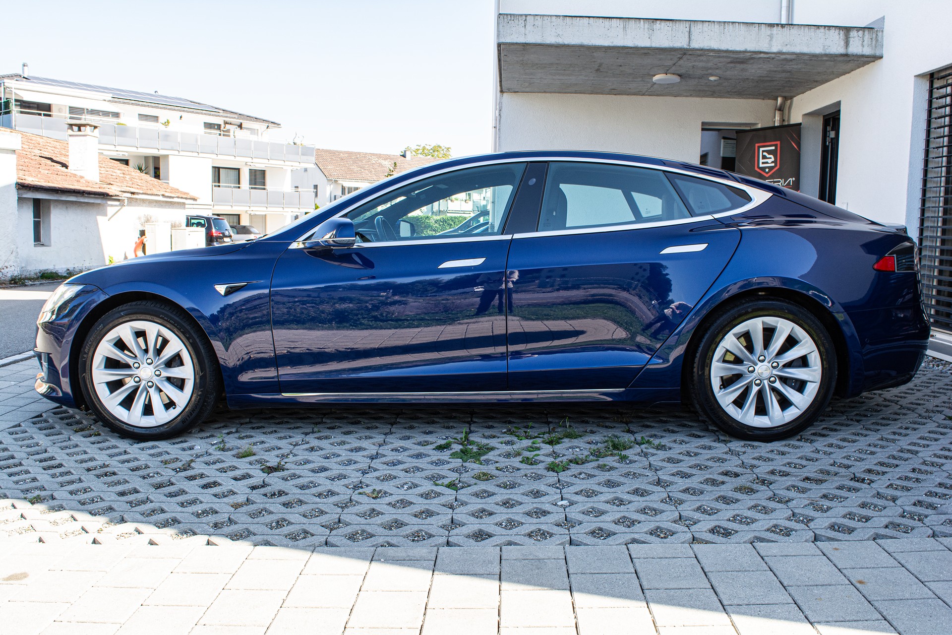 TESLA Model S 75 D-image-5