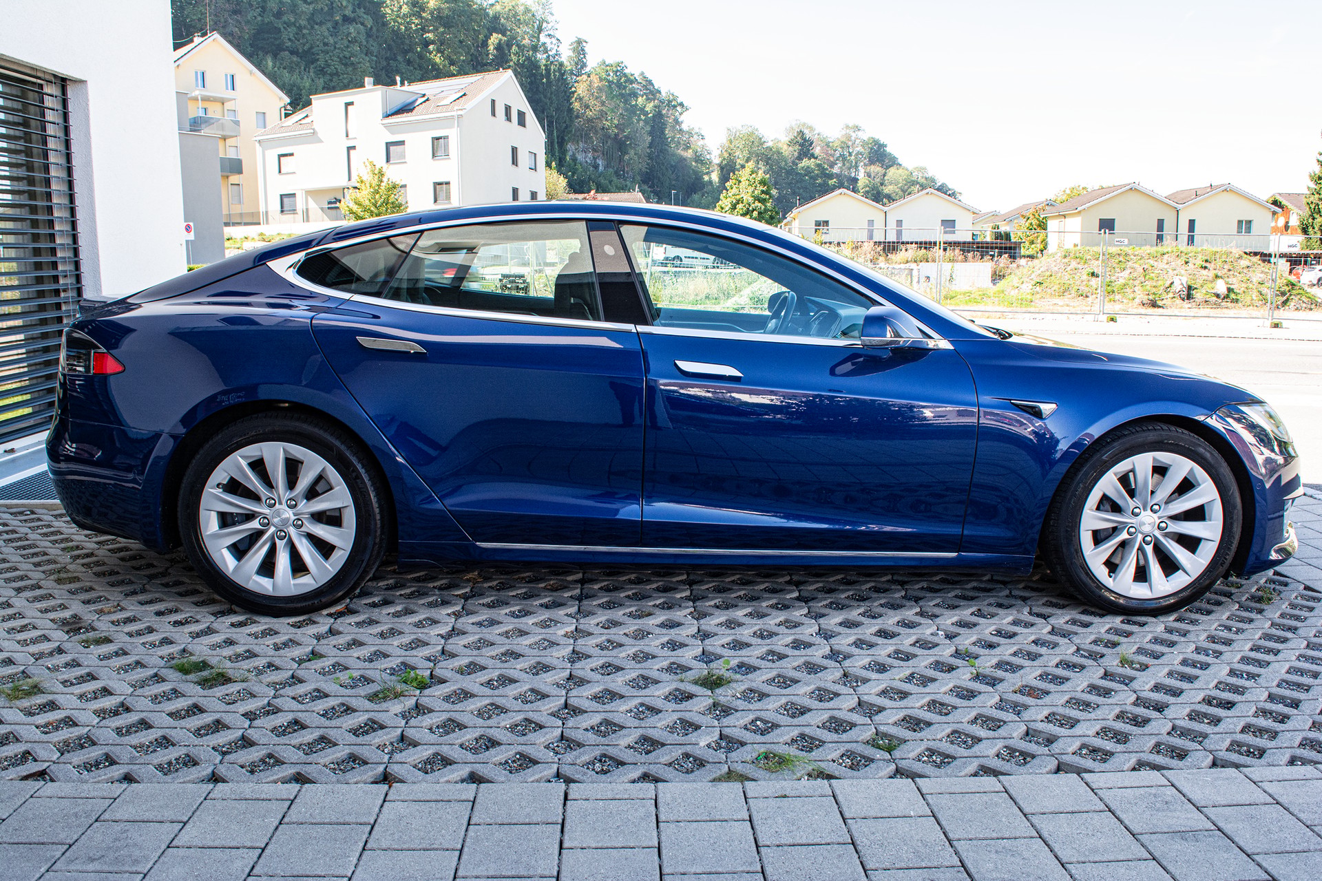 TESLA Model S 75 D-image-4