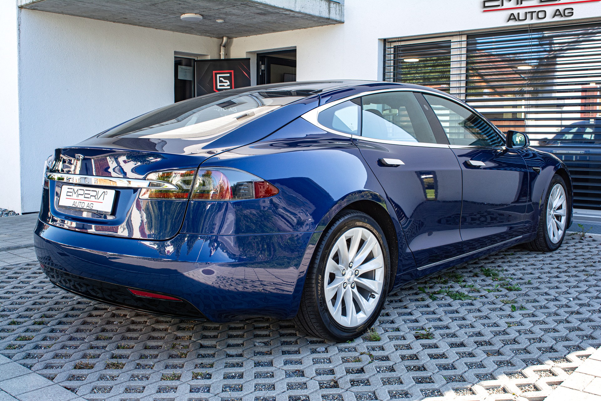 TESLA Model S 75 D-image-9