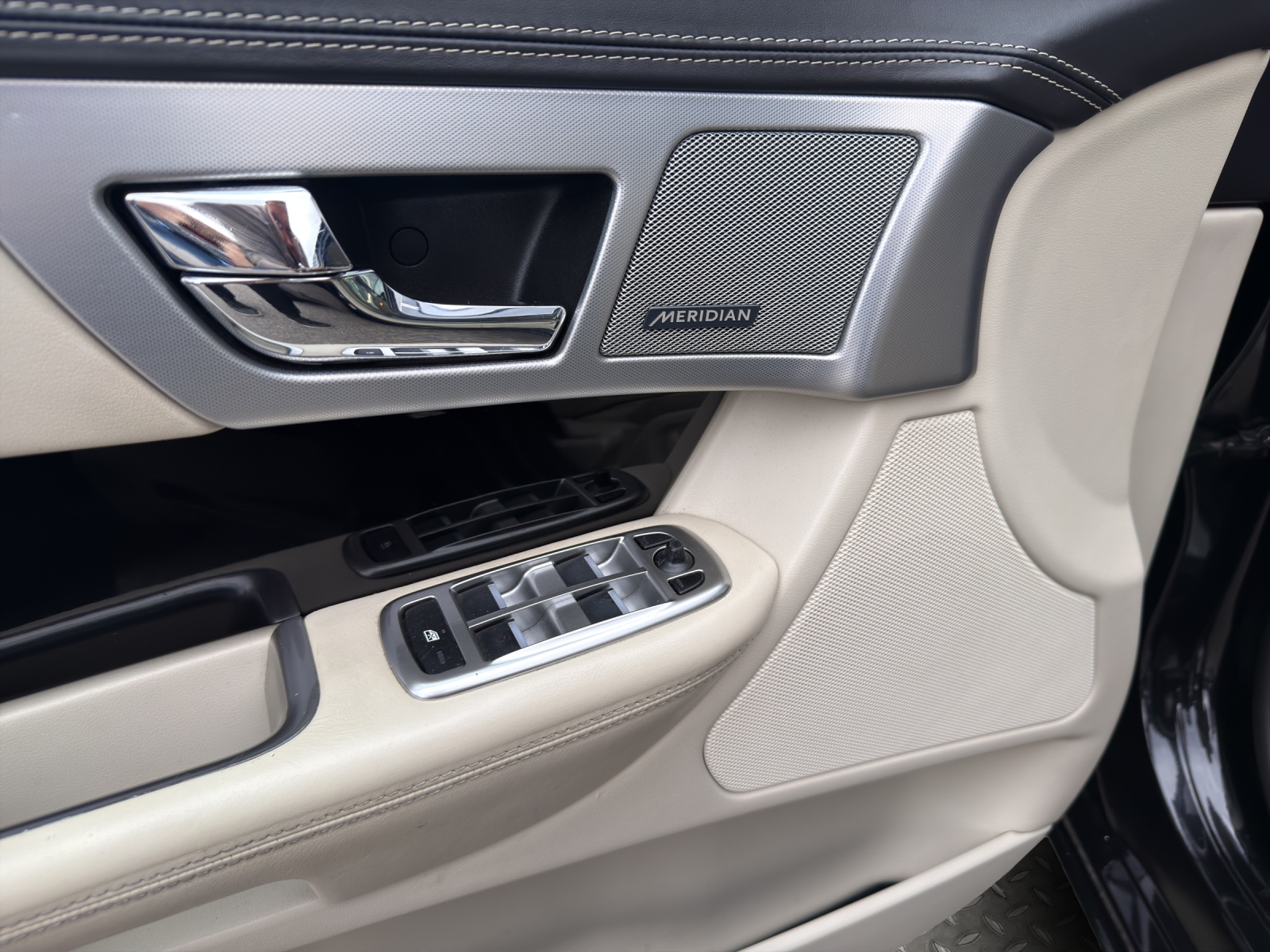 JAGUAR XF Sportbrake 3.0d S V6 Luxury-image-8