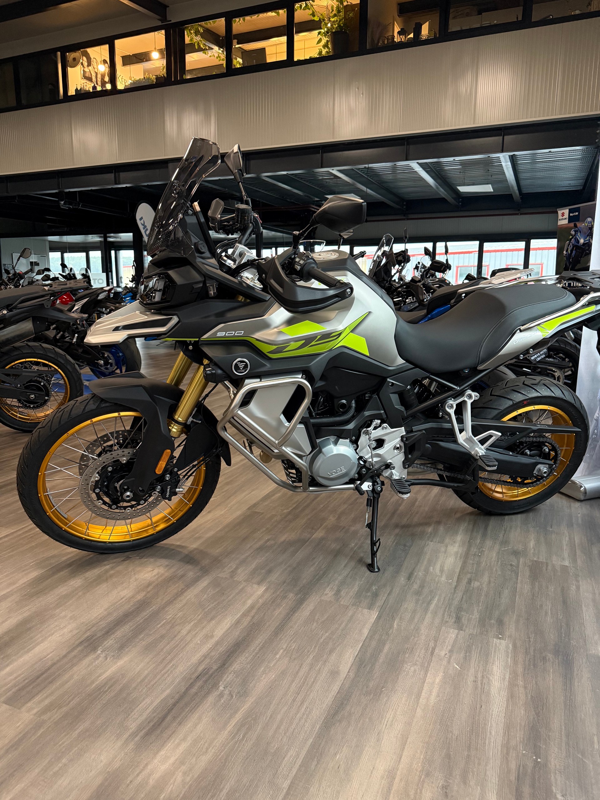 VOGE 900 DSX-showroom-element-1