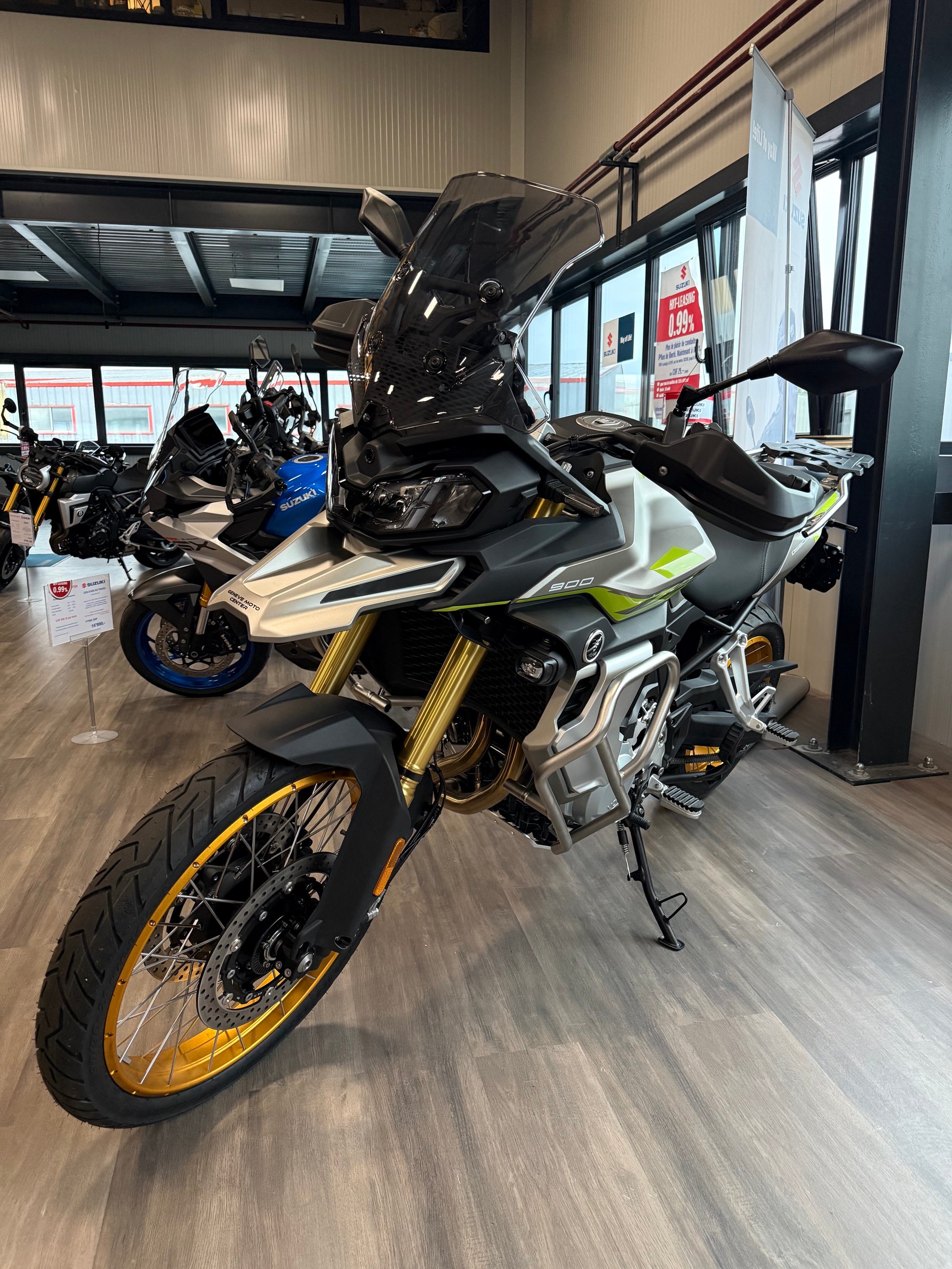 VOGE 900 DSX-showroom-element-3