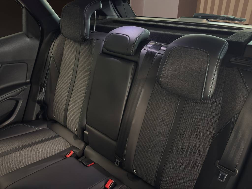 PEUGEOT 3008 1.2 PureTech Allure Pack EAT8-image-8