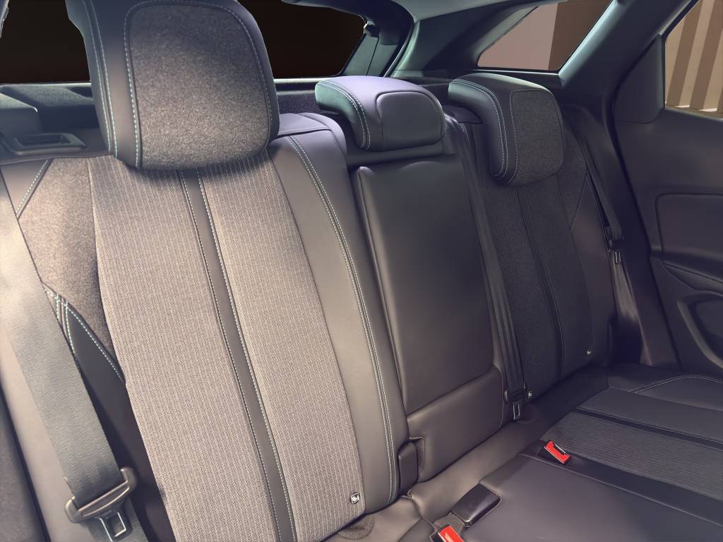 PEUGEOT 3008 1.2 PureTech Allure Pack EAT8-image-7