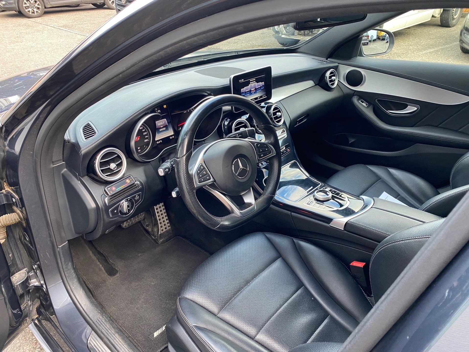 MERCEDES-BENZ C 200 AMG Line 7G-Tronic-image-4