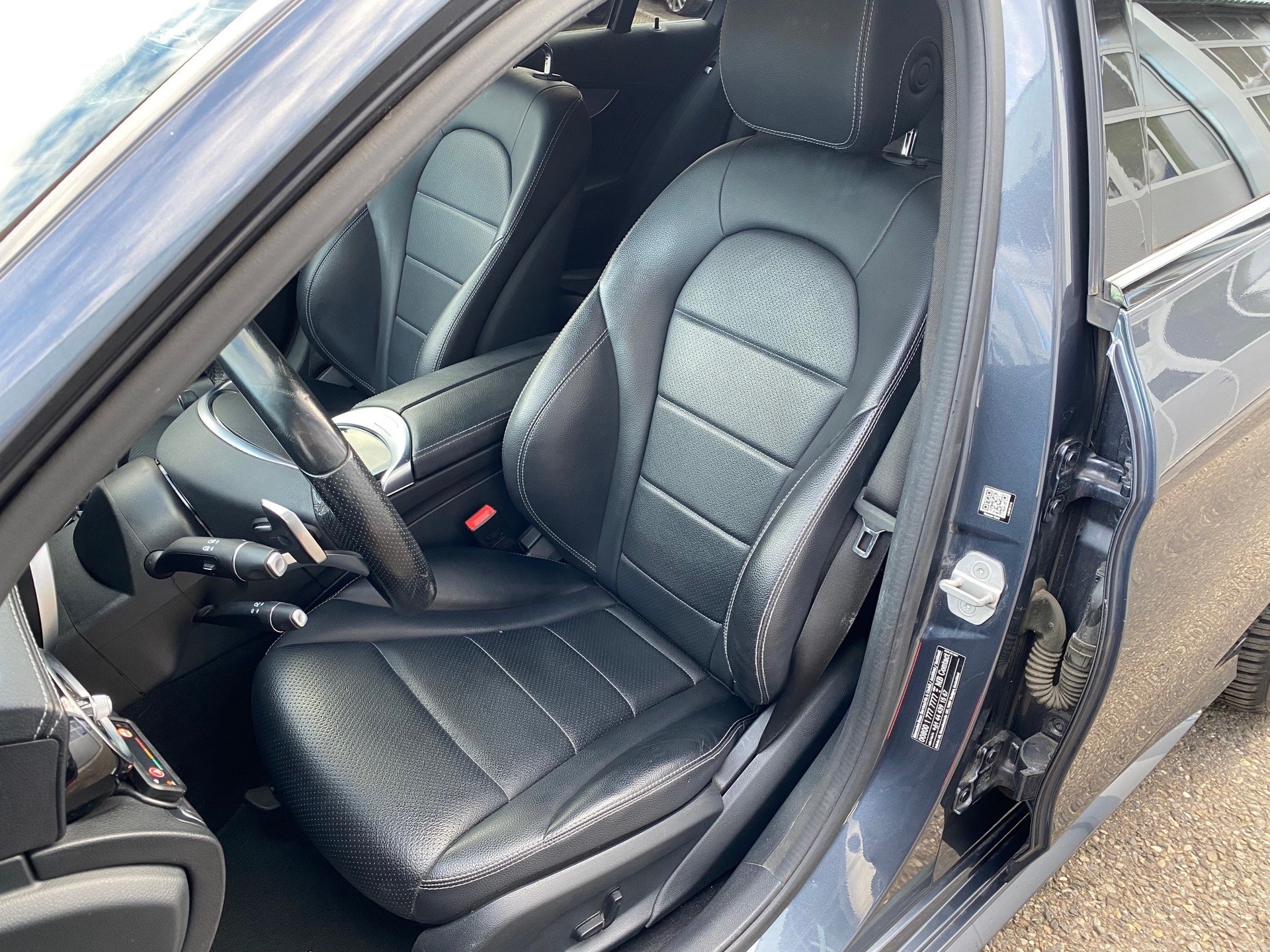 MERCEDES-BENZ C 200 AMG Line 7G-Tronic-image-5