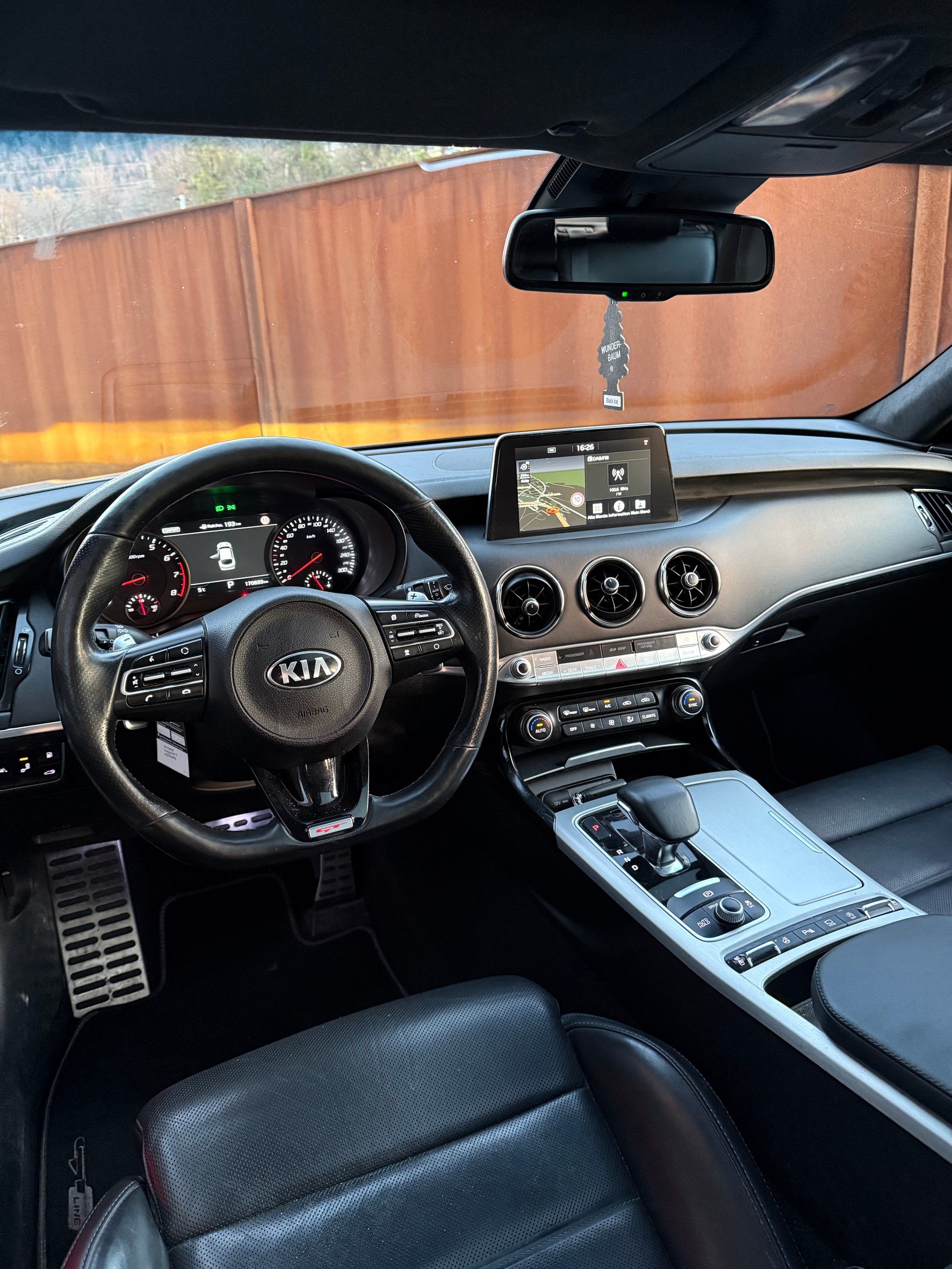 KIA Stinger 3.3 T-GDi GT Automat AWD-image-4