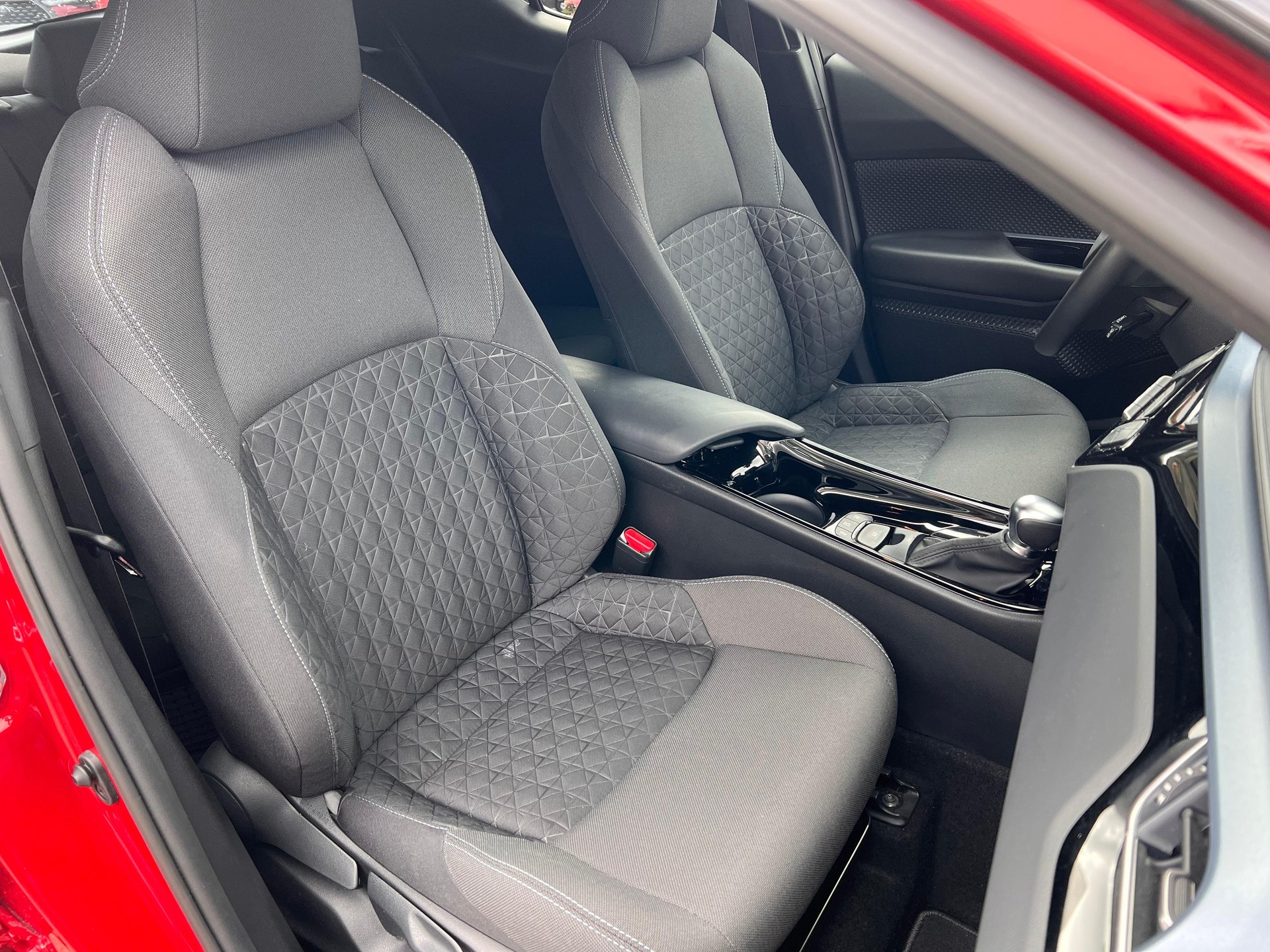 TOYOTA C-HR 2.0 VVTi HSD Trend-image-12