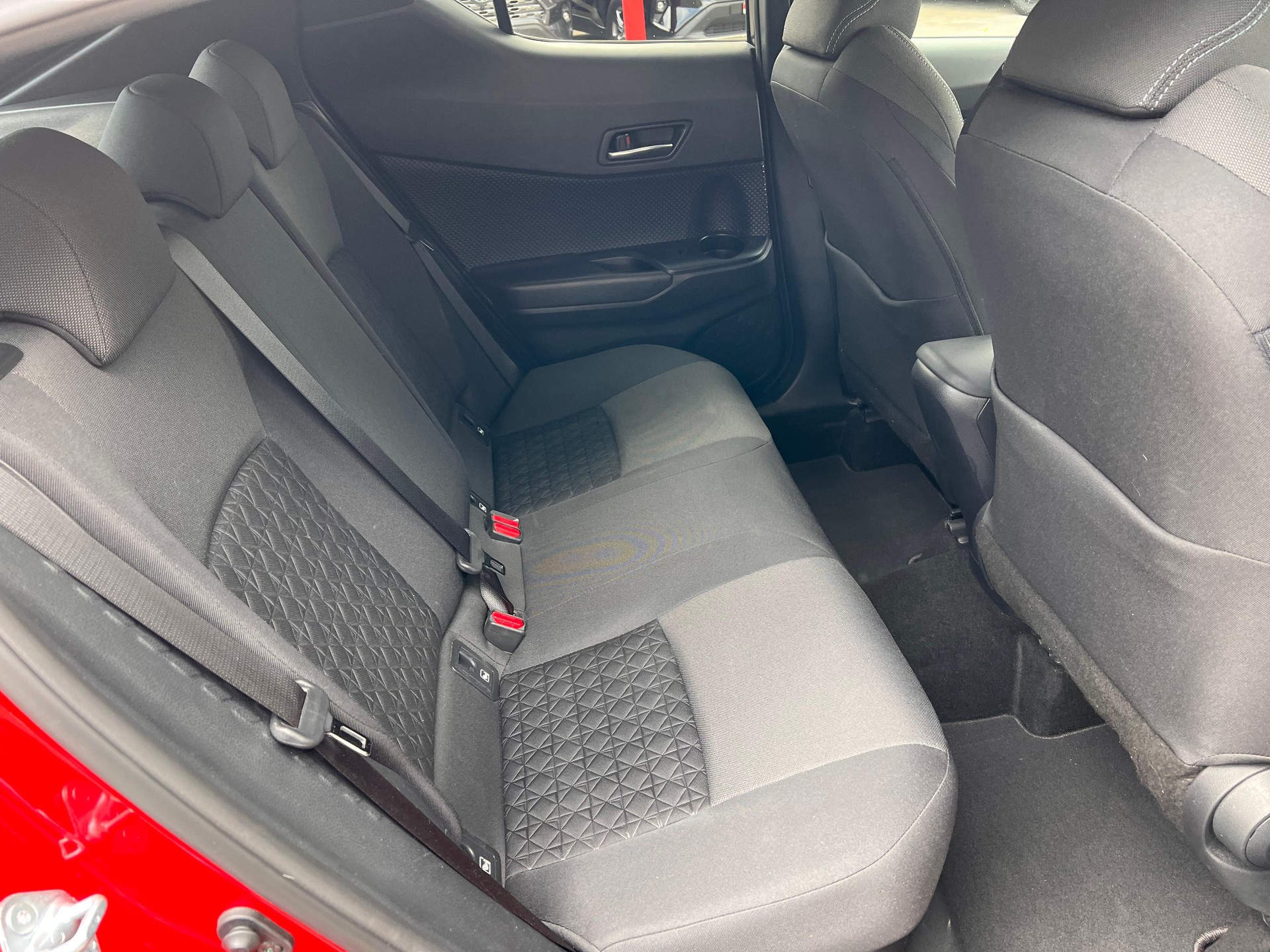 TOYOTA C-HR 2.0 VVTi HSD Trend-image-11