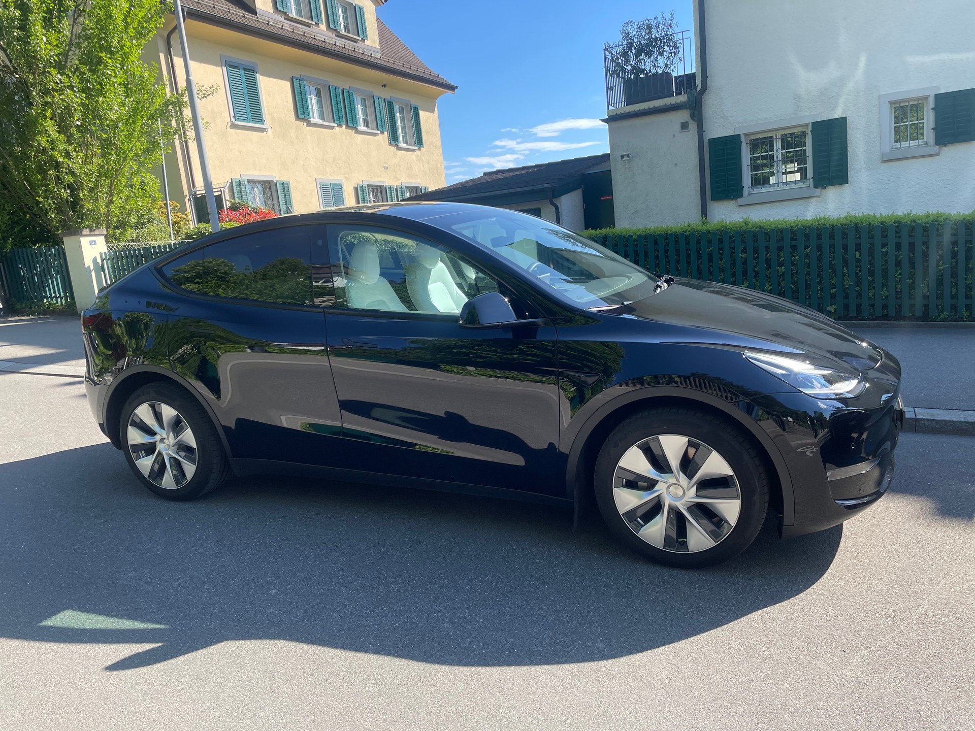 TESLA Model Y Long Range 4x4 dual motor, Innenraum weiss, 8-fach bereift-image-12