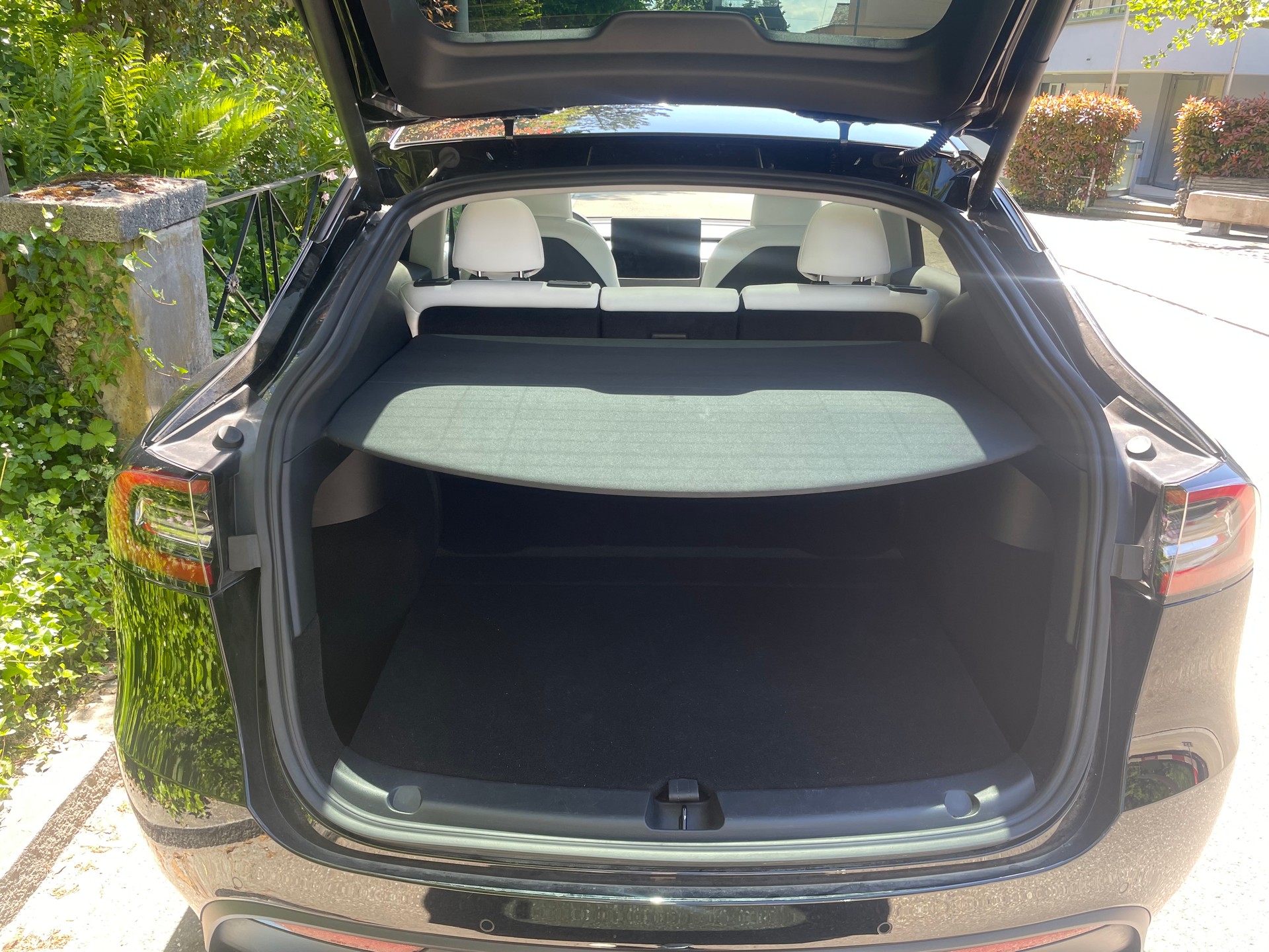TESLA Model Y Long Range 4x4 dual motor, Innenraum weiss, 8-fach bereift-image-14