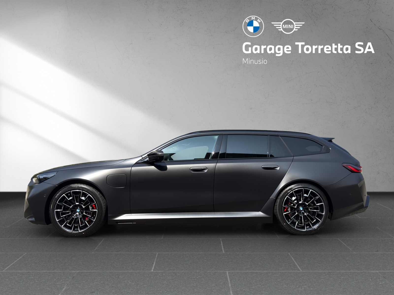 BMW M5 xDrive Touring-image-1