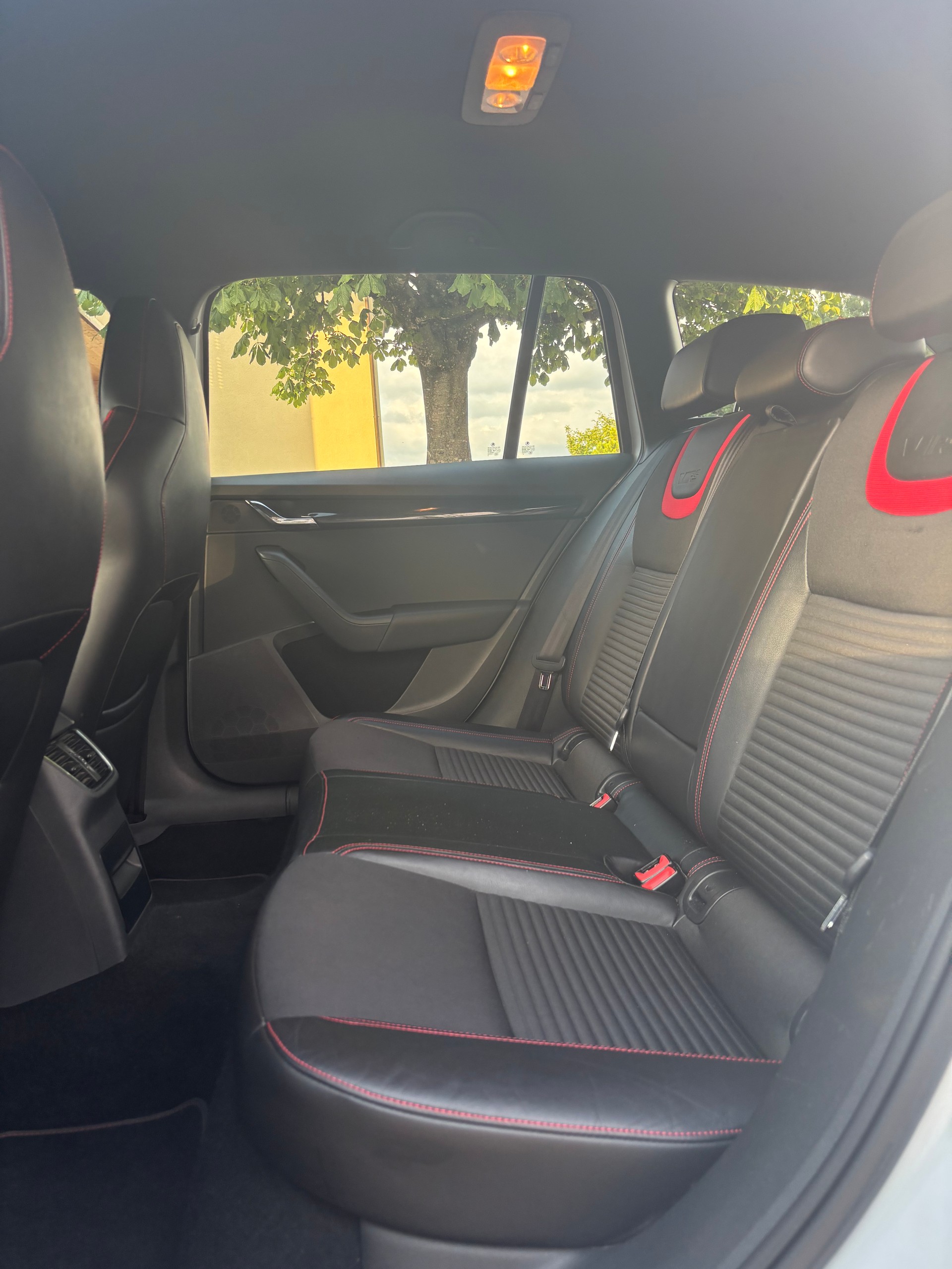 SKODA Octavia Combi 2.0 TDI RS DSG-image-14