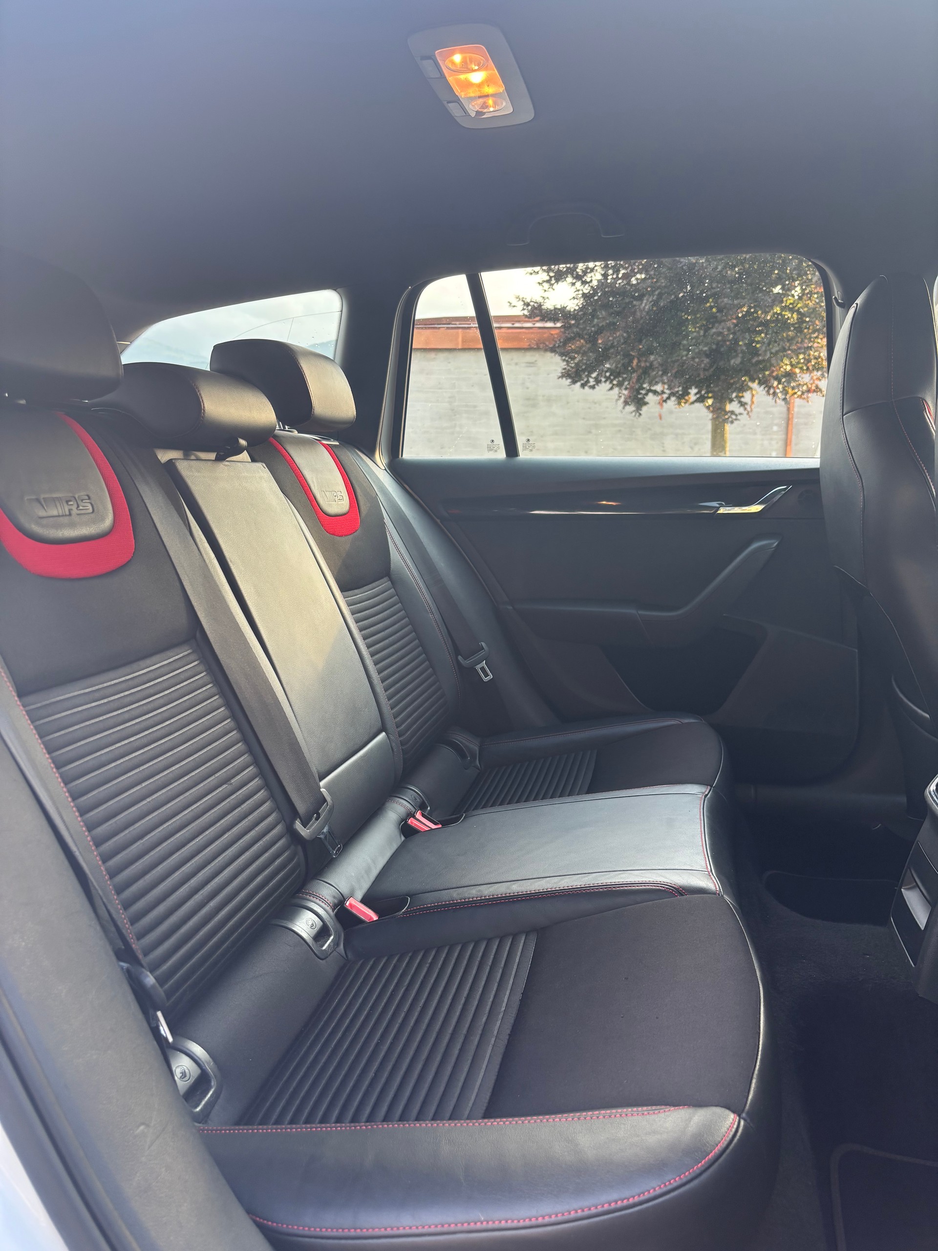 SKODA Octavia Combi 2.0 TDI RS DSG-image-13