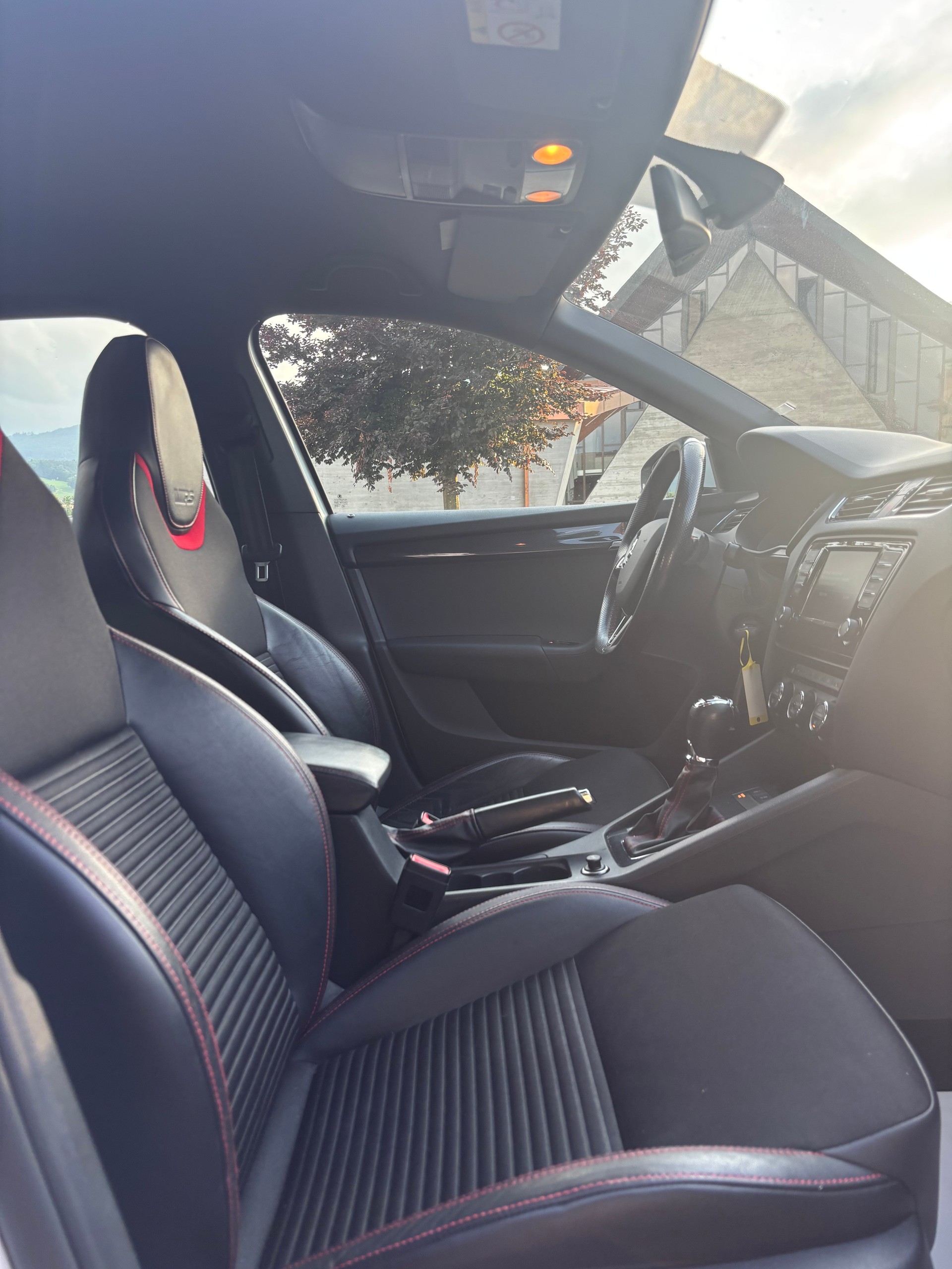 SKODA Octavia Combi 2.0 TDI RS DSG-image-12
