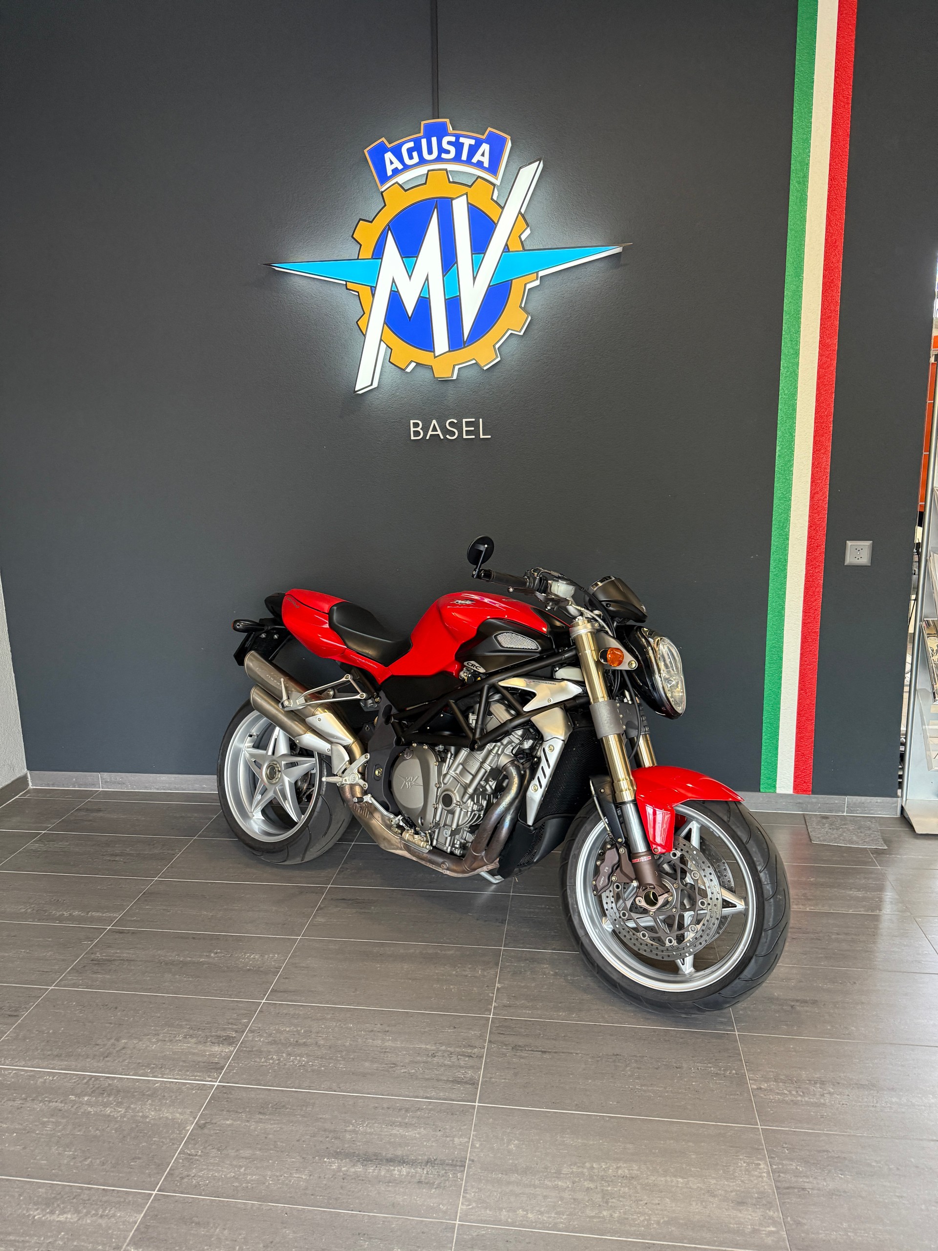 MV AGUSTA B4 Brutale 910-showroom-element-1