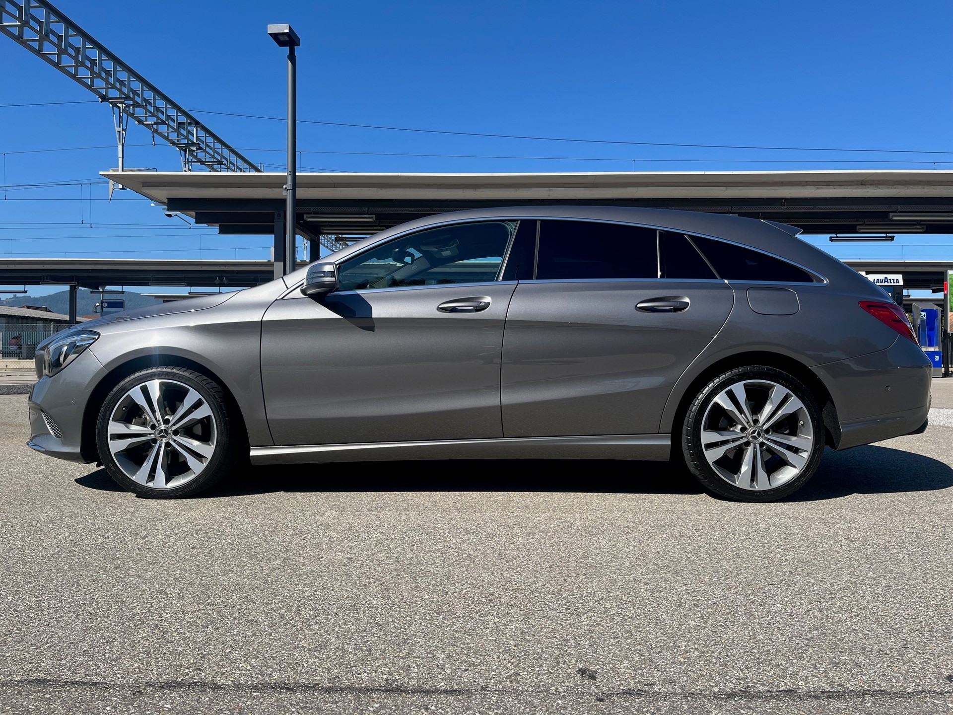 MERCEDES-BENZ CLA Shooting Brake 180 7G-DCT-image-1
