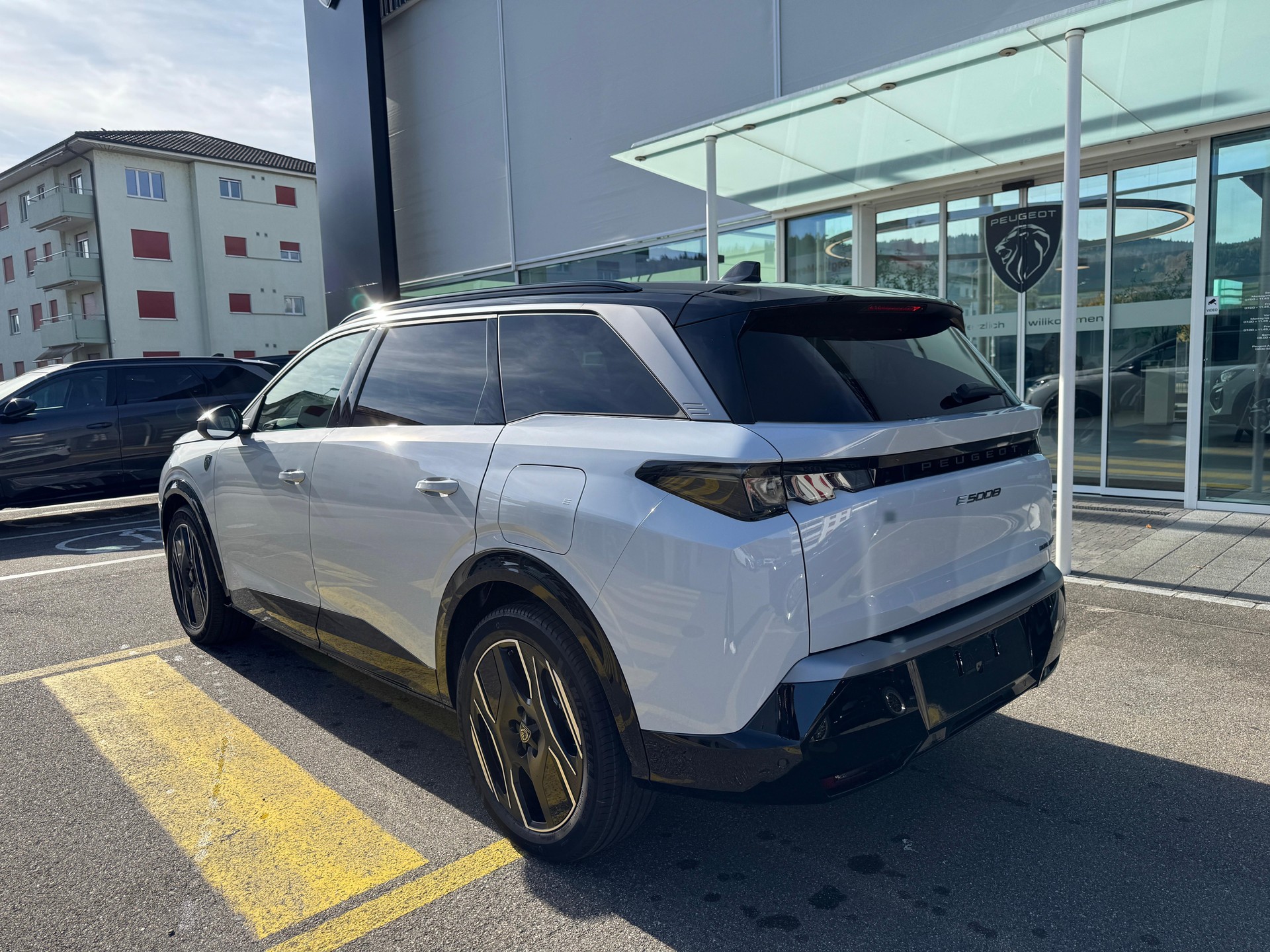 PEUGEOT 5008 e-Launch Edition AWD-image-1