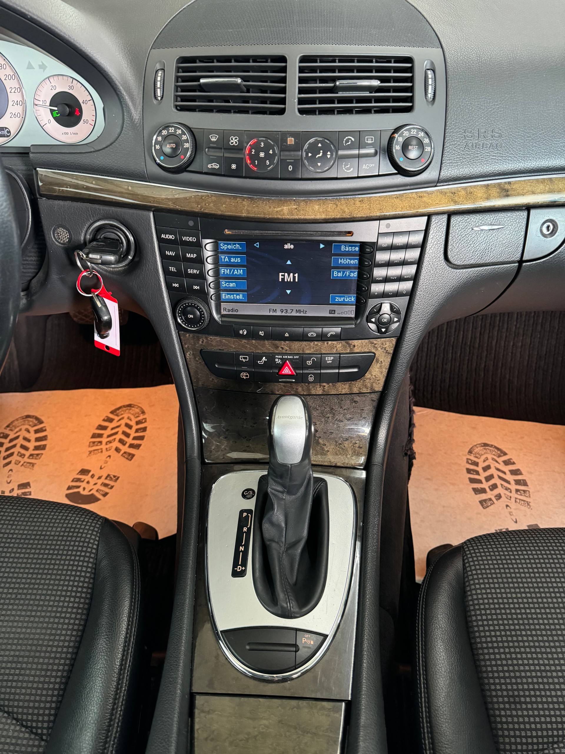 MERCEDES-BENZ E 270 CDI Avantgarde-image-14