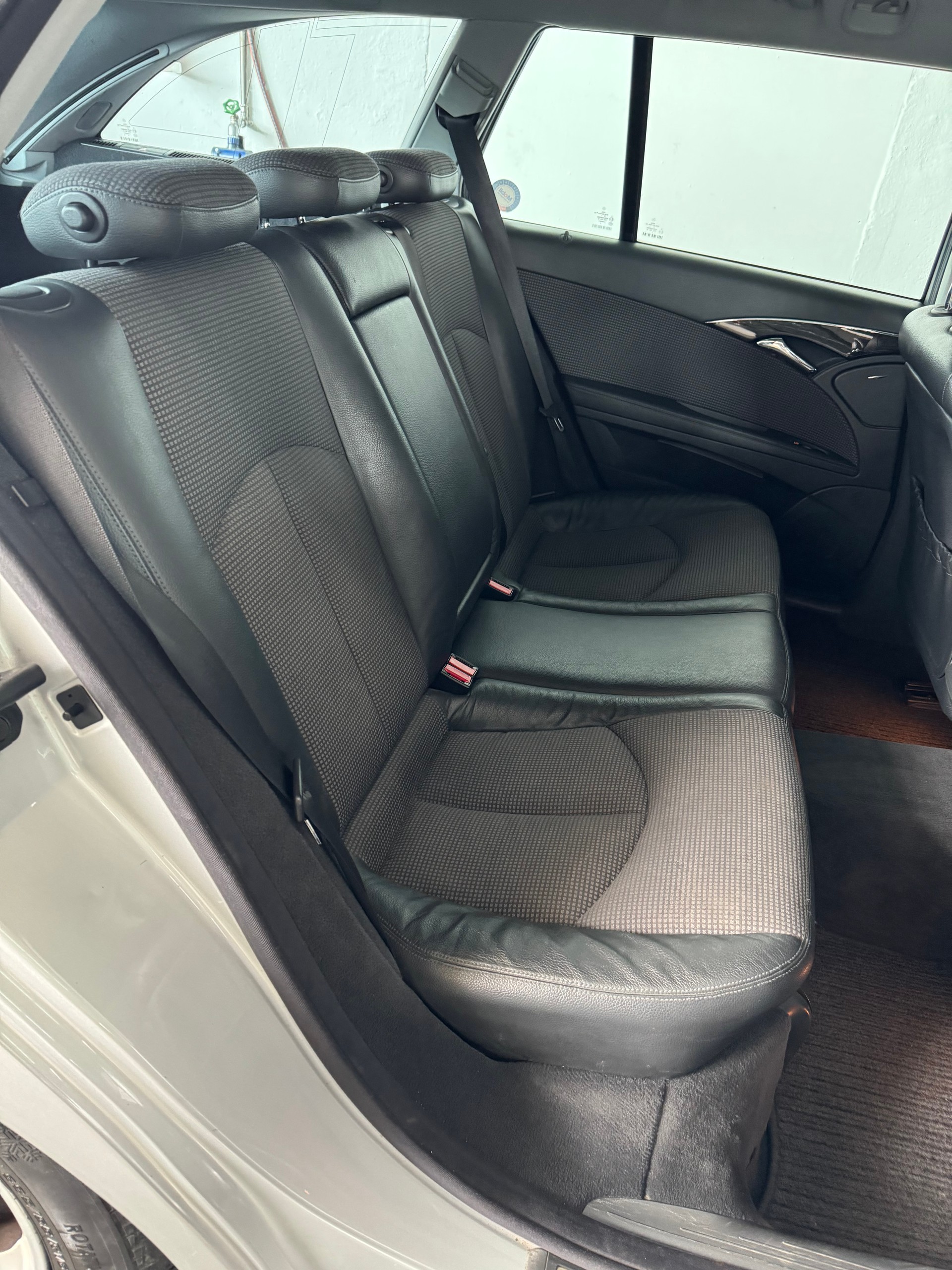 MERCEDES-BENZ E 270 CDI Avantgarde-image-19