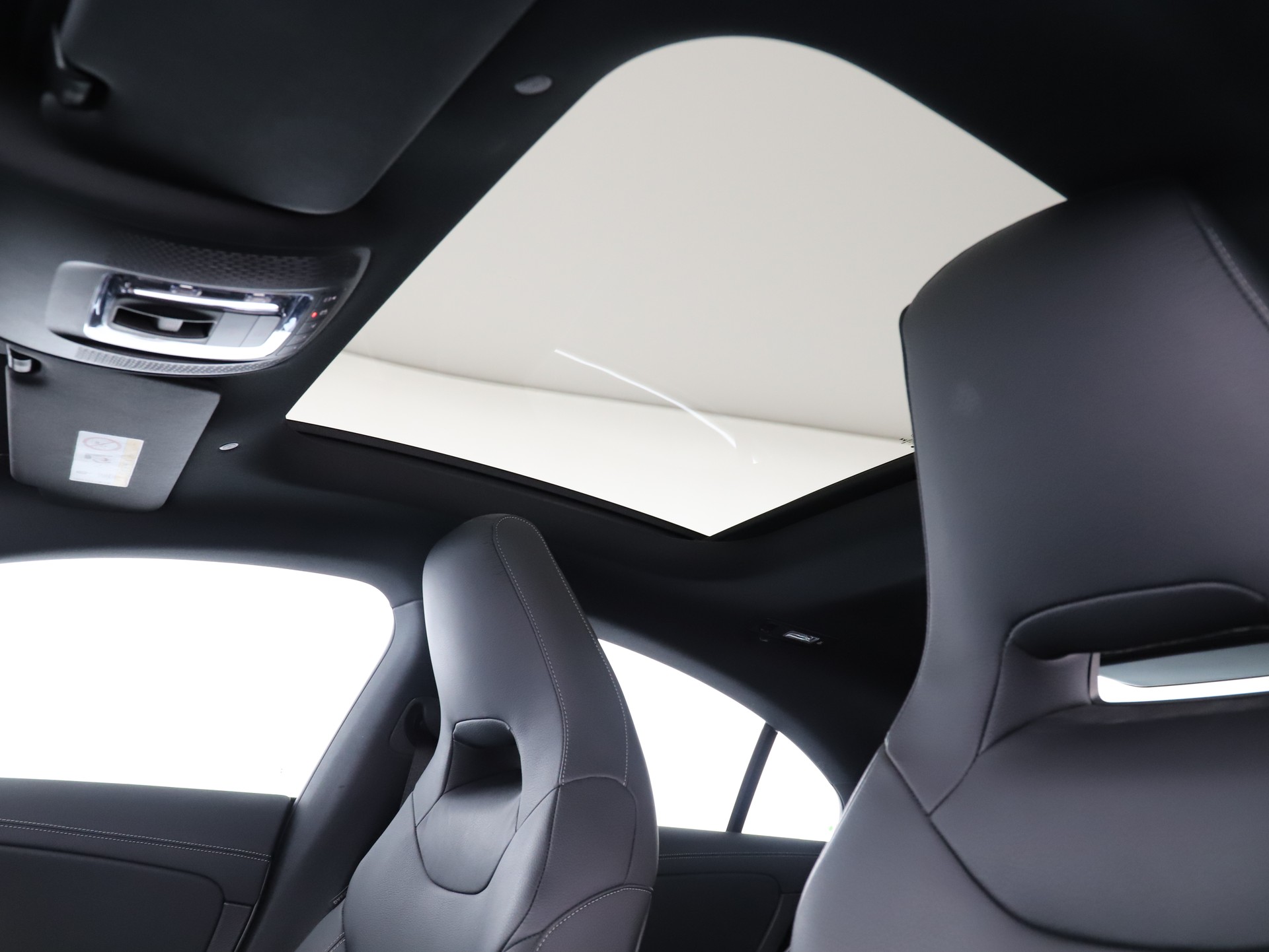 MERCEDES-BENZ CLA 250 e AMG Line-image-14